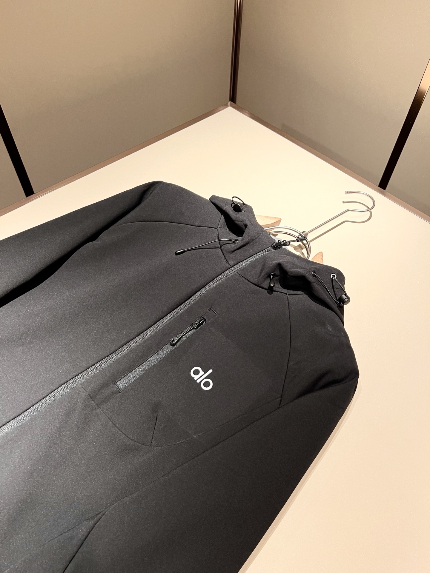 Alo2025秋冬全新系列单品上线，非常时髦前卫的一款男女同款👫夹克外套，标识logo图案压胶修饰！区别