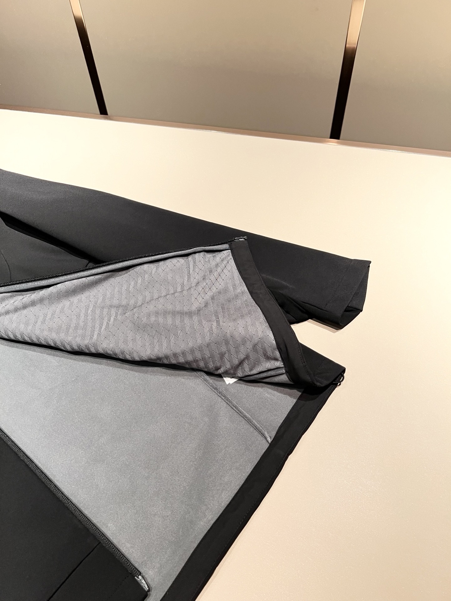 Alo2025秋冬全新系列单品上线，非常时髦前卫的一款男女同款👫夹克外套，标识logo图案压胶修饰！区别