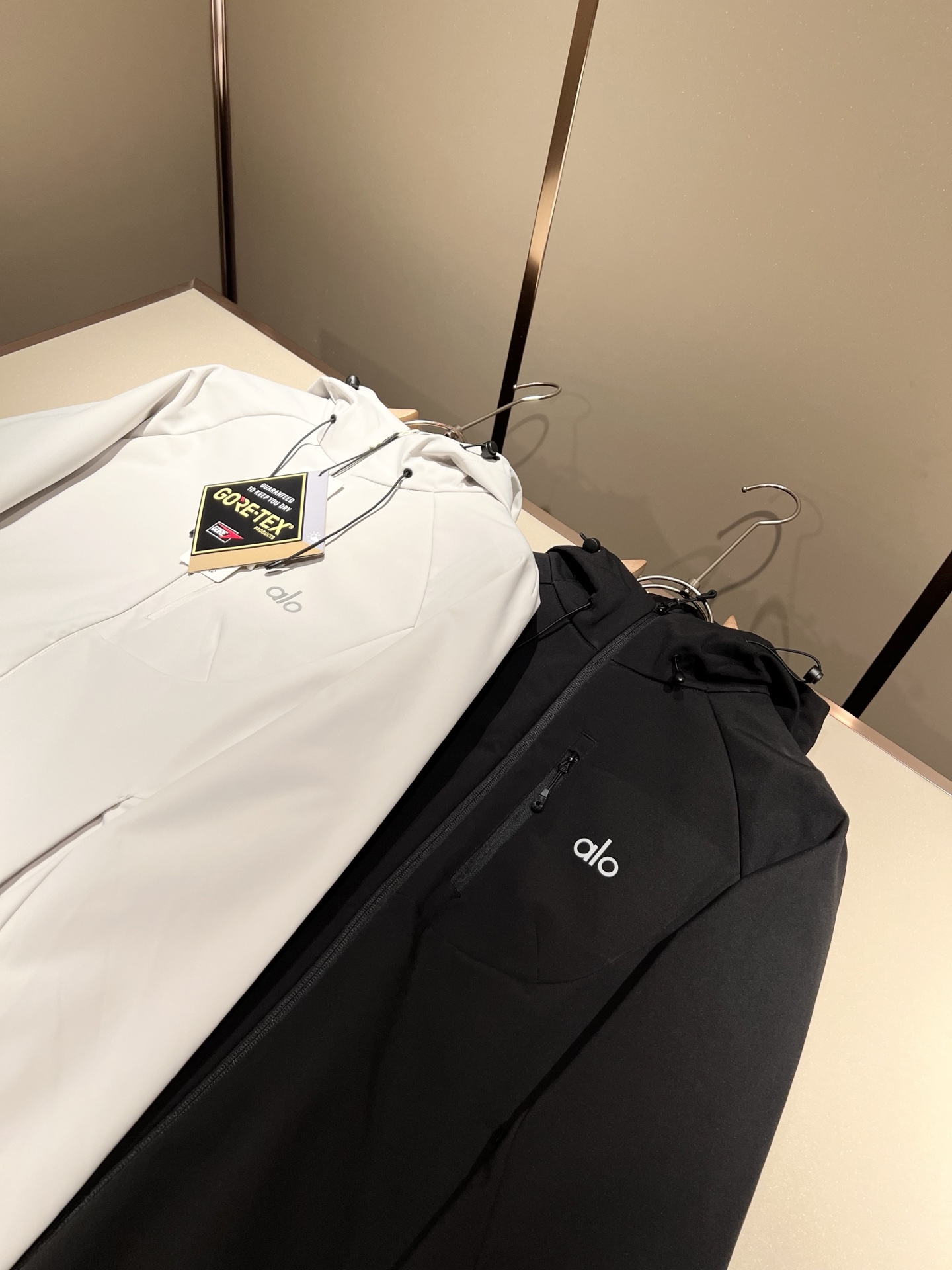 Alo2025秋冬全新系列单品上线，非常时髦前卫的一款男女同款👫夹克外套，标识logo图案压胶修饰！区别