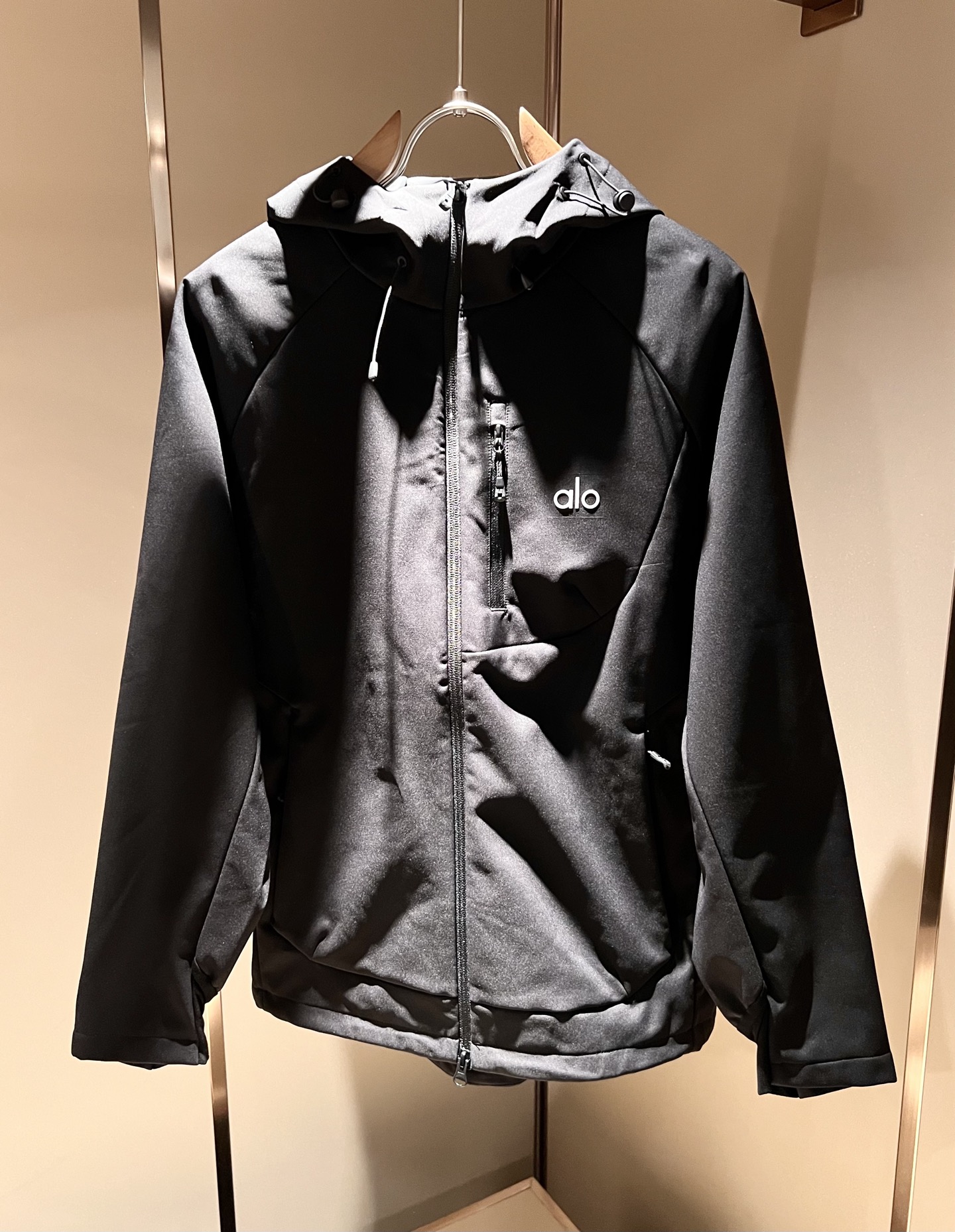 Alo2025秋冬全新系列单品上线，非常时髦前卫的一款男女同款👫夹克外套，标识logo图案压胶修饰！区别