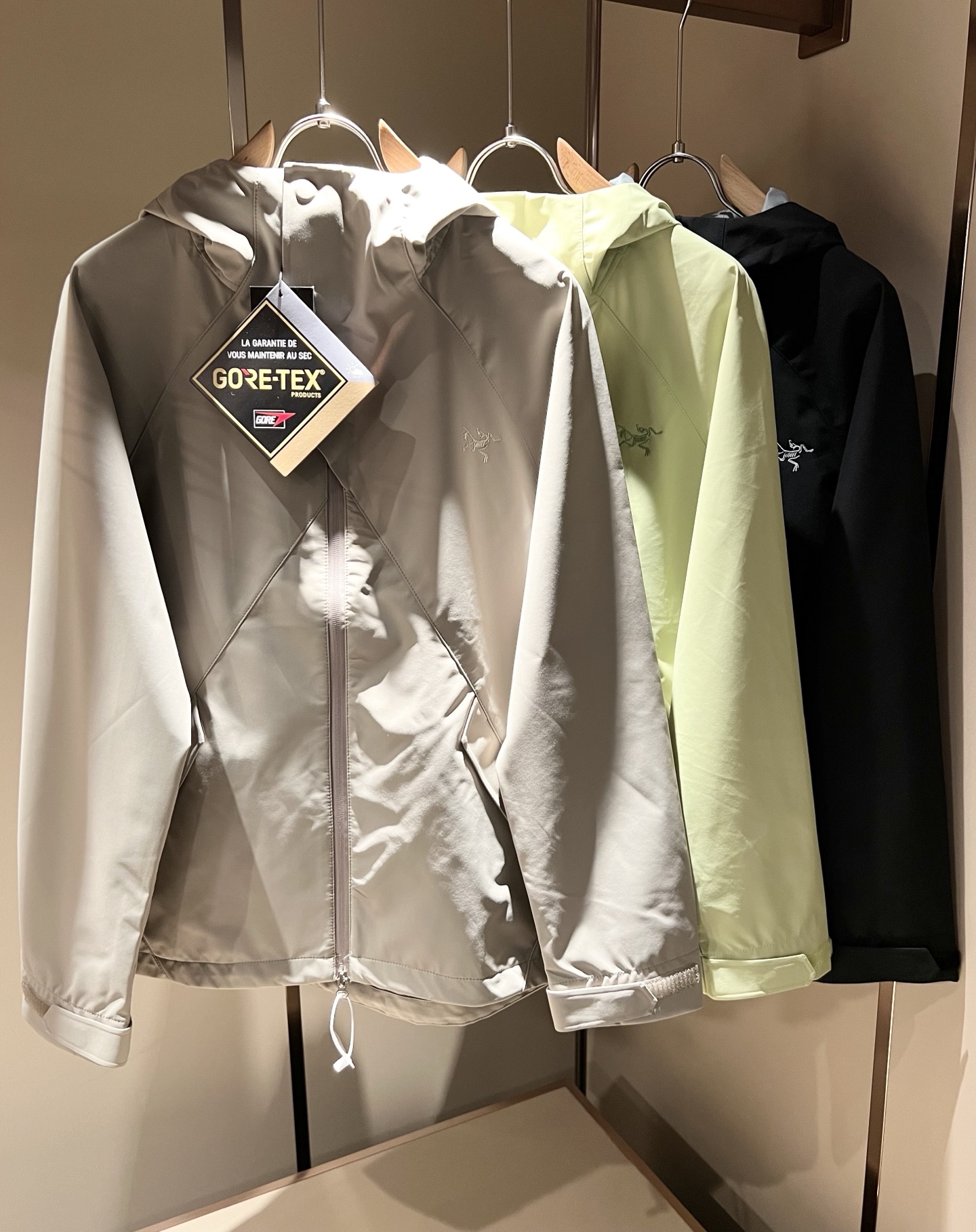 NO:531916,ARCTER*X Original Archaeological Bird, a new men's and women's same jacket for autumn and winter, the first thing that everyone thinks of outdoor brands is the Canadian goose and Archaeological Bird. It gives people a feeling of trying out the label!  In addition to being quite accomplished in style design, the most obvious or most expert should be to have deeper and unique insights and attainments in fabrics. Through continuous structural research and problem-solving, and characterized by unique research on fabrics, these alone are enough to support it to become the first new logo brand image in the clothing manufacturing industry. This model is made of quick-drying fabric!  Through precision, the hand feels smooth and soft, and both has natural beauty and comfort. The large body style is cut cleanly and cleanly, and the fabric shows a different hazy structural beauty. It is made of exclusive mold customization. The fabric and its technology test the workers, can be smooth and smooth without wrinkles!  Chest logo pattern glue-press design!  It really tests the handmade work of every master!  It makes the overall clean and neat, without leaving any thread. Now the neutrality that pursues life is more refined in life!  Size M-3XL, arc'teryx,jackets & coats,jackets & coats,alexander wang19860909ARCTER*X始*祖鸟 秋冬新款男女同款夹克外套,户外品牌可能大家第一想到的就是加拿大鹅、始祖鸟.给人一种标签试的感觉！除了在款式设计上颇有造诣之外,最明显或者说最为拿手的,应该就是在面料上的拥有更深独特见解跟造诣了.通过不断地结构研究和问题处理,在以面料独特研究为特征,仅凭这些就已经足以支撑其成为服装制造行业中,首屈可数的新标志品牌形象.此款采用速干面料材质！通过精工手感细滑柔软,同时兼具自然美感跟舒适度.大身上版型裁剪简洁干净,面料上显现出了不一样朦胧的结构性美感来.独家开模定制而成,面料及其考验工人的技术,能做到平整服帖又不起皱！胸前logo图案压胶设计！真的是很考验每位师傅的手工制作！使得整体干净利索,不留一丝线头.现在对于生活有所追求的中性也在生活中更为精致！尺码M-3XL,arc'teryx,jackets & coats,jackets & coats,alexander wang,Men's clothing