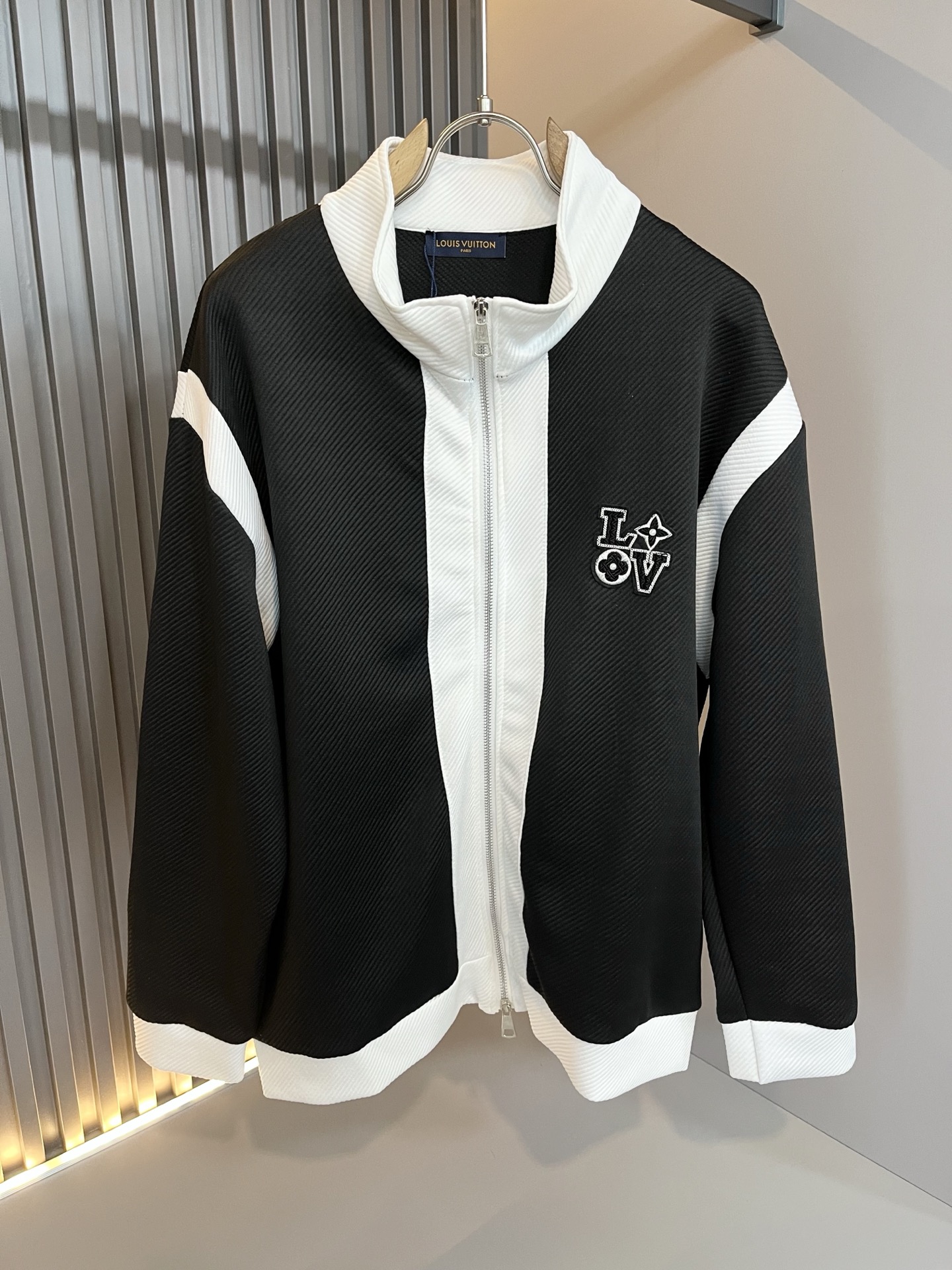 NO:537248,Louis Vuit*on 2025 autumn and winter new set, light luxury casual set, same style for men and women!  The new high-end Louis family, the details and quality are always flawless, and creative designs are emerging one after another. If you don’t buy a few pieces of Louis this fall and winter, you are not considered a fashion expert. The logo logo pattern embroidery design!  The iconic elements of Louis are really something that everyone loves. They are super soft and resilient, from world-class trade-level OEM channels, with extremely rare quantity and no help in selling out. They are clean and neat. This is the special skill of the Louis family and the latest craftsmanship this quarter. The degree of meticulousness has reached the top, and the loose cut style design is unique. It is a fusion of luxury and fashion!  Size M-3XL, louis vuitton,louis vuitton,alexander wang19860909Louis Vuit*on 路易家族 2025秋冬新款套装,轻奢休闲套装,男女同款装饰！路易家族的新高端,细节品质永远的那么完美无瑕,创意设计层出不穷.今年秋冬季节没有入手几件路易你算不上时尚达人.衣身标识logo图案刺绣设计！诠释路易的标志性元素,实属人见人爱的东西.超级柔软且具有韧性,来自世界级贸易级别的代工厂渠道,数量极其稀少售完无补.干净俐落.这是路易家族的看家绝活也是本季度的最新工艺.细致化程度已经达到顶端了,宽松剪裁的版型设计堪称一绝.属于奢华与时尚的融合！尺码M-3XL,,louis vuitton,louis vuitton,alexander wang,Men's clothing