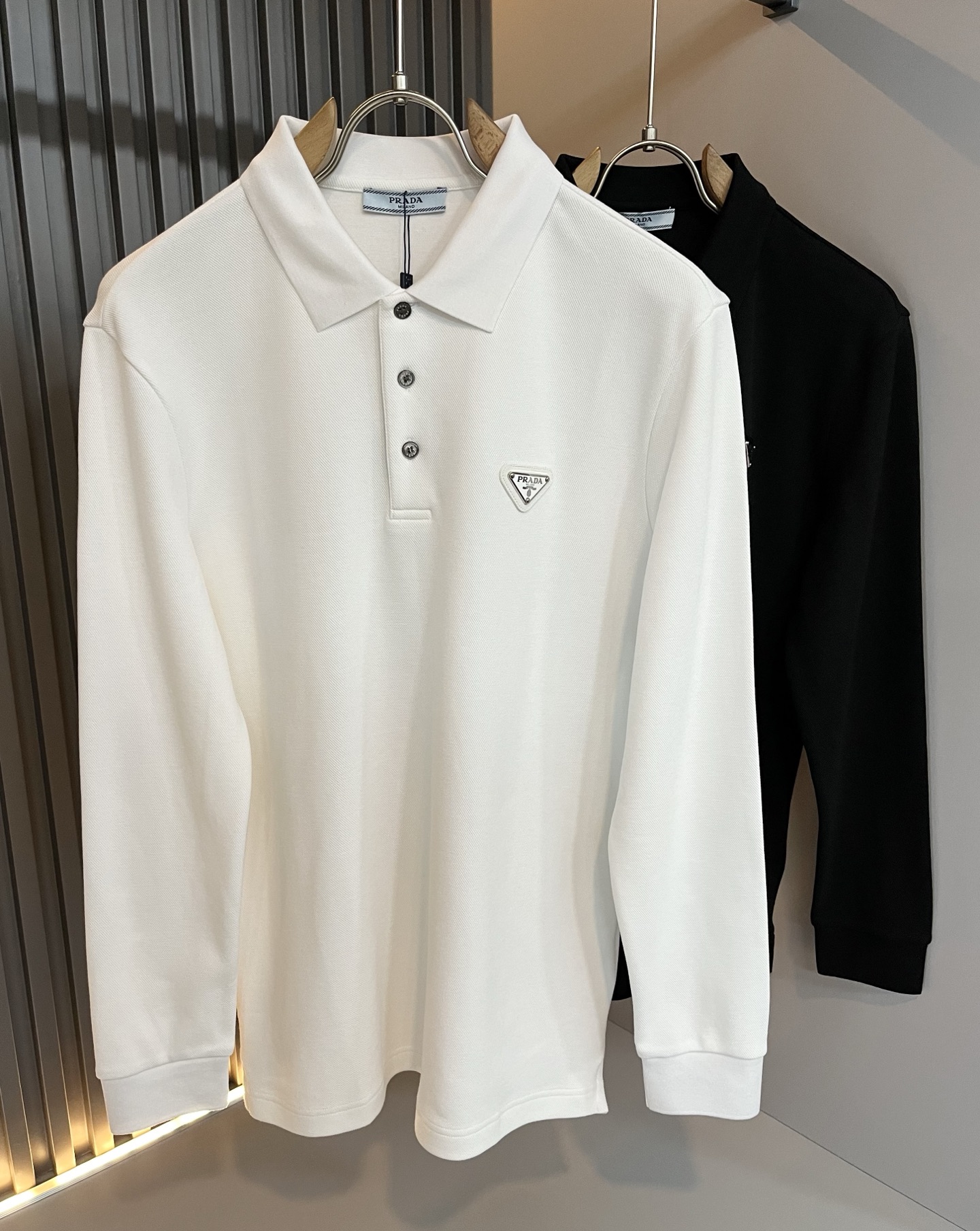 NO:566829,Prad*P*DA's new autumn and winter long-sleeved Polo shirt with classic elements, classic and generous style, can be worn for ten years and still popular. You must collect a few pieces. It is a rare and exquisite style, you must keep it!  A piece of good taste!  It is so important that no matter what season it is, it is 100% imported top quality pique cotton!  Fine weave!  solid!  Recognized as one of the best cottons in the world!  The feel and texture are perfect! The hardware logo design on the chest!  Perfectly enriching everyone’s visual sense!  Make you feel clean and neat!  Fashionable and good-looking!  !  Wearing this short-sleeved shirt from Prada, you will know what the world is worth!  PRADA has always been the quality life pursued by European aristocrats and upper-class people. This simple casual and versatile T-shirt is a personal luxury item with fashionable colors. Luxurious materials and rigorous craftsmanship are the main tools for PRADA fans. The flat and stylish round neck, the version is warm and comfortable, easy to wear and match, with its own accent and handsomeness, it is truly a one-piece that conquers the world!  The brand's design details are very exquisite, and the upper body is light and stylish. You must buy the latest T-shirts every season. In the face of this kind of consumables, it directly saves you the trouble of dressing when going out. There are many letter T-shirts on the market, but this one is rare. The streamlined tailoring and light casual literary temperament give you a perfect look in spring. Anyone who pursues fashion may wish to try it!  Size M-3XL,,prada,prada,T-shirt,tees,t-shirt,alexander wang19860909Prad*普*达 秋冬季新款经典元素长袖Polo衫,经典大方的款式,可以穿十年都还是流行的那种,你一定要收藏几件,难得精致极致的款,你一定要收！好品味的一件！重要到哪个季节都绕不开它百分百进口顶级珠地棉！织法精细！结实！世界公认最好的棉之一！手感质感都极完美! 胸口五金logo设计！完美的丰富大家的视觉感！让你感觉干净利落！时尚又好看！！穿上普拉达的这款短袖,才知道什么是人间太值得！PRADA一直都是欧洲贵族和上流社会雅士追求的品质生活这款简易休闲百搭T恤更是穿出个人奢侈的单品色彩时尚 奢侈的材质和严谨的工艺是PRADA圈粉的主要利器平整有型的圆领,版型温暖舒适好穿又好搭,自带腔调和帅气,真正的一款打天下！品牌的设计细节十分考究,上身轻便有型,每季都要入手最新的T恤,面对这种消耗品,直接省了你出门穿搭的烦恼,市面上的字母T恤有很多,但这款还很难得一见了,信手拈来的流线剪裁,淡淡的休闲文艺气质,给足春日的排面,每个对时髦度有追求的你,都不妨上身一试！尺码M-3XL,,prada,prada,T-shirt,tees，t-shirt,alexander wang,Men's clothing