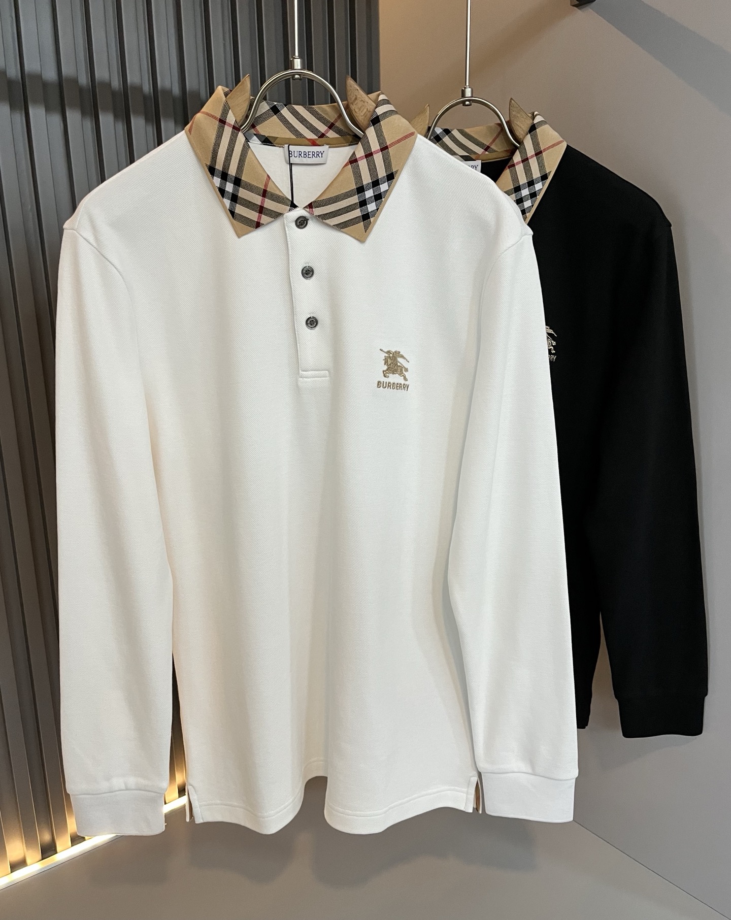 NO:565131,Bur*erry 2025 new autumn and winter men's long-sleeved Polo shirt, the brand's latest design elements!  It’s neither monotonous nor complicated, just the right amount to show off your taste!  Customer-supplied top-quality customized pique cotton fabrics!  Comfortable, sweat-absorbent and breathable are not a problem at all. The unique luxury feel of the fabric presents a simple and elegant temperament!  Logo embroidery design on the chest!  Full three-dimensional! Standard cutting design!  Every detail is in sync with high-end fashion. Sizes: M-3XL, burberry, alexander wang19860909Bur*erry 巴*莉 2025秋冬新款男士长袖Polo衫,品牌最新设计元素！既不单调也不复杂,恰到好处的展现品味！客供顶级定制珠地棉面料！舒适吸汗透气根本不在话下,面料独具的高奢感呈现简约优雅气质！胸前logo图案刺绣设计！饱满立体!标准裁剪设计！每一处细节都是与高端时尚同步的体现.尺码:M-3XL,,burberry,alexander wang,Men's clothing