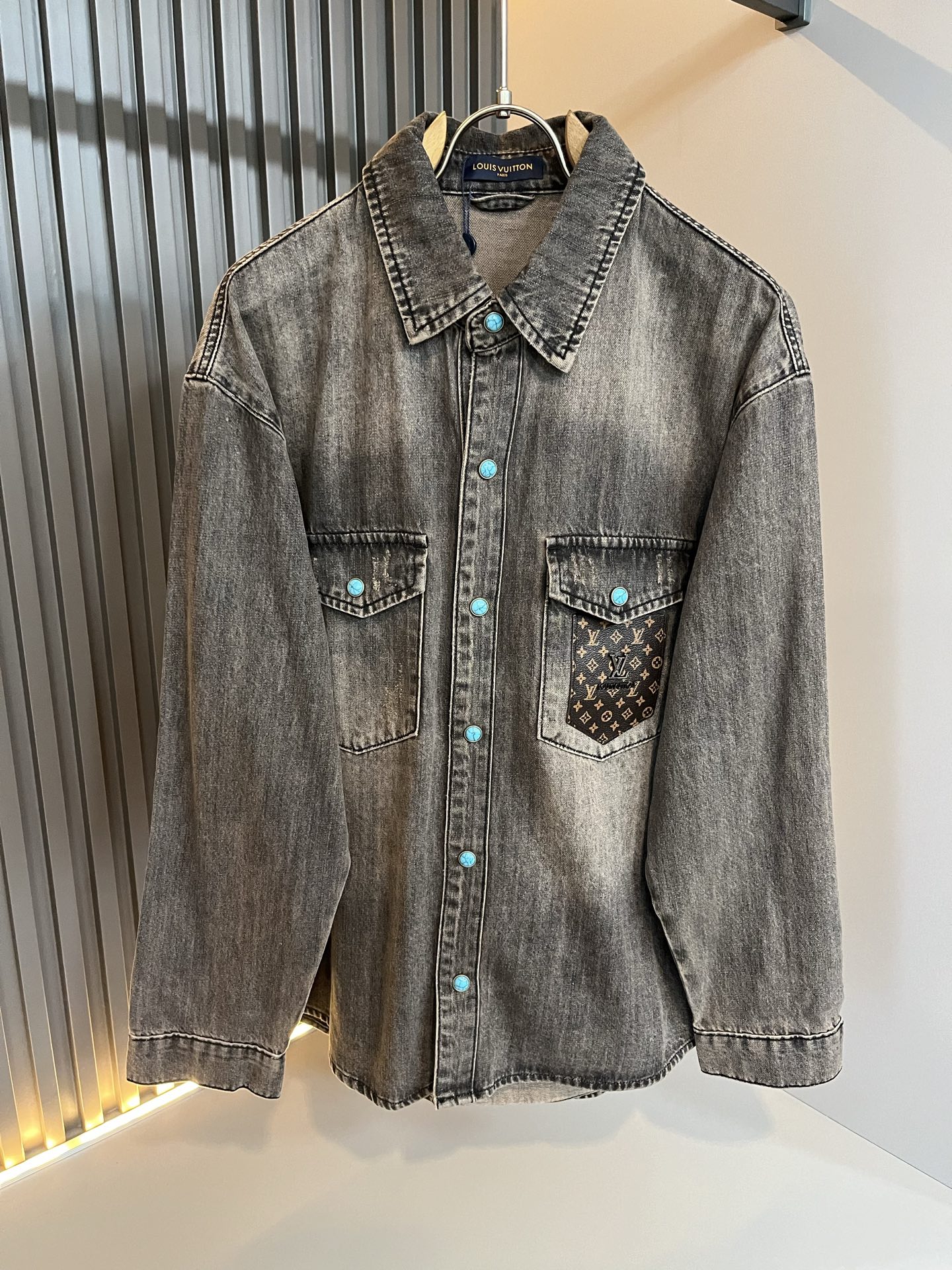 NO:541212,Louis Vuit*on 2025 autumn and winter new light luxury men and women's same denim shirt style, the new high-end of the Louis family, the details and quality are always flawless, customized original washing cowboy fabric!  Creative design of leather with logo pattern on chest!  If you don’t buy a few Louis items this fall and winter, you are not considered a fashion expert. It interprets Louis’ iconic elements, which are really something that everyone loves. It is super soft and tough, and has excellent breathability. It comes from world-class trade-level OEM channels, with extremely rare quantity and no help after selling out. It is clean and neat. This is the special skill of the Louis family and the latest craftsmanship this quarter. The degree of meticulousness has reached the top, and the loose three-dimensional tailoring design is a unique one. It is a fusion of luxury and fashion!  Size M-4XL, louis vuitton,louis vuitton,alexander wang19860909Louis Vuit*on 路易*登 2025秋冬新款轻奢男女同款牛仔衬衣款,路易家族的新高端,细节品质永远的那么完美无瑕,定制原版洗水牛仔面料！胸前口袋logo图案皮革创意设计！今年秋冬没有入手几件路易你算不上时尚达人.诠释路易的标志性元素,实属人见人爱的东西.超级柔软且具有韧性,透气感也是绝佳.来自世界级贸易级别的代工厂渠道,数量极其稀少售完无补.干净俐落.这是路易家族的看家绝活也是本季度的最新工艺.细致化程度已经达到顶端了,宽松立体剪裁的版型设计堪称一绝.属于奢华与时尚的融合！尺码M-4XL,,louis vuitton,louis vuitton,alexander wang,Men's clothing