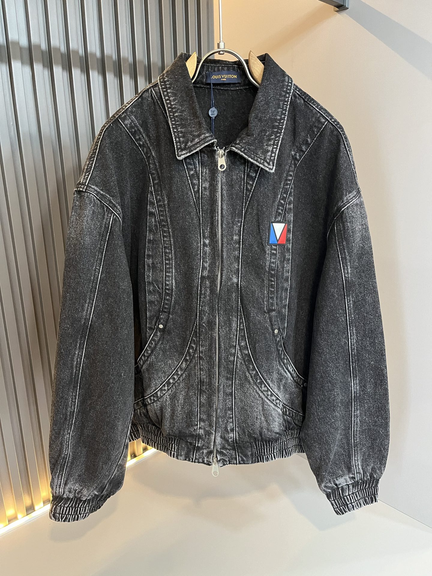 NO:541238,Louis Vuit*on 2025 autumn and winter new light luxury men and women's same denim jacket jacket, the new high-end of the Louis family, the details and quality are always flawless, heavy industry washing design!  Creative design of chest logo pattern!  If you don’t buy a few Louis items this spring, you are not considered a fashion expert. It interprets Louis’ iconic elements, which are really something that everyone loves. It is super soft and tough, and has excellent breathability. It comes from world-class trade-level OEM channels, with extremely rare quantity and no help after selling out. It is clean and neat. This is the special skill of the Louis family and the latest craftsmanship this quarter. The degree of meticulousness has reached the top, and the loose three-dimensional tailoring design is a unique one. It is a fusion of luxury and fashion!  Size M-4XL, louis vuitton,louis vuitton,jackets & coats,jackets & coats,alexander wang19860909Louis Vuit*on 路易*登 2025秋冬新款轻奢男女同款牛仔夹克外套,路易家族的新高端,细节品质永远的那么完美无瑕,重工洗水设计！胸前logo图案创意设计！今年春季节没有入手几件路易你算不上时尚达人.诠释路易的标志性元素,实属人见人爱的东西.超级柔软且具有韧性,透气感也是绝佳.来自世界级贸易级别的代工厂渠道,数量极其稀少售完无补.干净俐落.这是路易家族的看家绝活也是本季度的最新工艺.细致化程度已经达到顶端了,宽松立体剪裁的版型设计堪称一绝.属于奢华与时尚的融合！尺码M-4XL,,louis vuitton,louis vuitton,jackets & coats,jackets & coats,alexander wang,Men's clothing