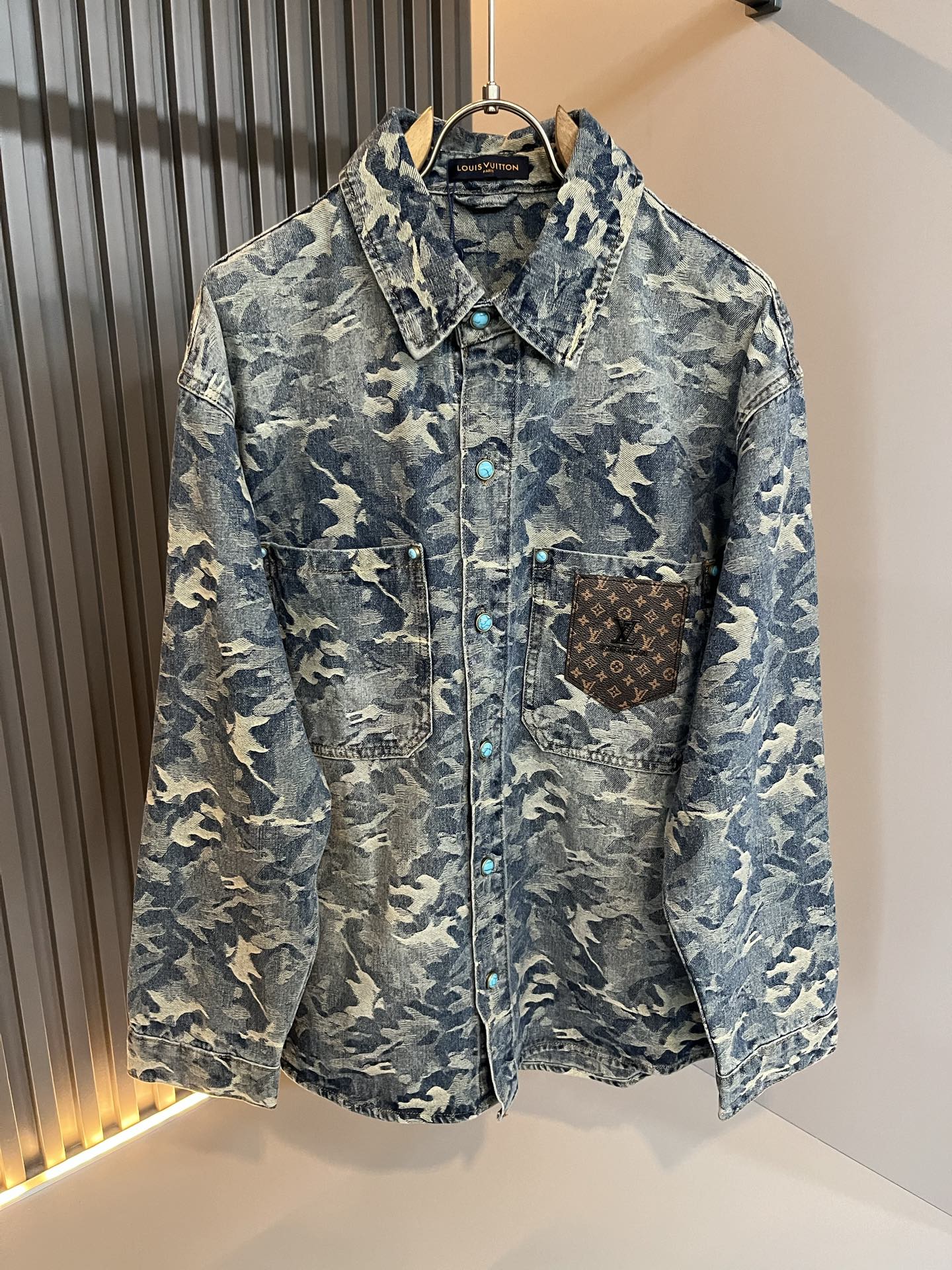 NO:541224,Louis Vuit*on 2025 autumn and winter new light luxury men and women's same denim shirt style, the new high-end of the Louis family, the details and quality are always flawless, customized original washing cowboy fabric!  Creative leather design with logo pattern on chest!  If you don’t buy a few Louis items this fall and winter, you are not considered a fashion expert. It interprets Louis’ iconic elements, which are really something that everyone loves. It is super soft and tough, and has excellent breathability. It comes from world-class trade-level OEM channels, with extremely rare quantity and no help after selling out. It is clean and neat. This is the special skill of the Louis family and the latest craftsmanship this quarter. The degree of meticulousness has reached the top, and the loose three-dimensional tailoring design is a unique one. It is a fusion of luxury and fashion!  Size M-4XL, louis vuitton,louis vuitton,alexander wang19860909Louis Vuit*on 路易*登 2025秋冬新款轻奢男女同款牛仔衬衣款,路易家族的新高端,细节品质永远的那么完美无瑕,定制原版洗水牛仔面料！胸前口袋logo图案皮革创意设计！今年秋冬没有入手几件路易你算不上时尚达人.诠释路易的标志性元素,实属人见人爱的东西.超级柔软且具有韧性,透气感也是绝佳.来自世界级贸易级别的代工厂渠道,数量极其稀少售完无补.干净俐落.这是路易家族的看家绝活也是本季度的最新工艺.细致化程度已经达到顶端了,宽松立体剪裁的版型设计堪称一绝.属于奢华与时尚的融合！尺码M-4XL,,louis vuitton,louis vuitton,alexander wang,Men's clothing