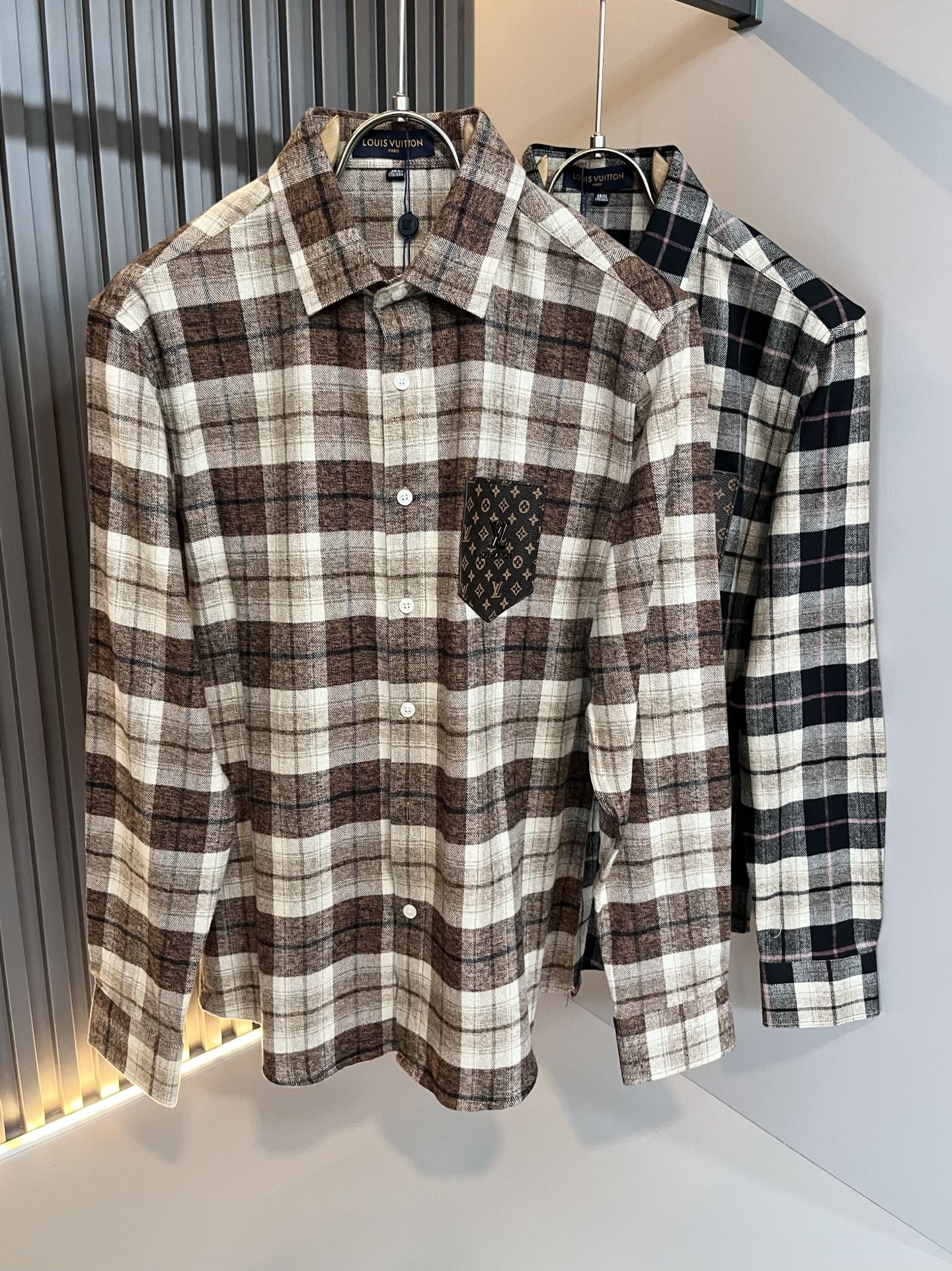 NO:566850,Louis Vuit*on's new autumn and winter light luxury men's and women's shirts, the new high-end of the Louis family, the details and quality are always so flawless, customized original poplin cotton fabric!  Leather design with letter logo pattern on the chest!  You can’t be considered a fashionista if you haven’t bought a few pieces of Louis this spring. It interprets Louis’ iconic elements and is something that everyone loves. It is super soft and tough, and has excellent breathability. It comes from world-class trade-level OEM channels, and the quantity is extremely rare and sold out. Clean and neat. This is the Louis family’s specialty and the latest craftsmanship of this season. The level of detail has reached the top, and the loose three-dimensional tailoring design is a must-have. It is a fusion of luxury and fashion!  Size M-4XL,,louis vuitton,louis vuitton,alexander wang19860909Louis Vuit*on 路易*登 秋冬新款轻奢男女同款衬衣,路易家族的新高端,细节品质永远的那么完美无瑕,定制原版府绸棉面料！胸前字母logo图案皮革设计！今年春季节没有入手几件路易你算不上时尚达人.诠释路易的标志性元素,实属人见人爱的东西.超级柔软且具有韧性,透气感也是绝佳.来自世界级贸易级别的代工厂渠道,数量极其稀少售完无补.干净俐落.这是路易家族的看家绝活也是本季度的最新工艺.细致化程度已经达到顶端了,宽松立体剪裁的版型设计堪称一绝.属于奢华与时尚的融合！尺码M-4XL,,louis vuitton,louis vuitton,alexander wang,Men's clothing