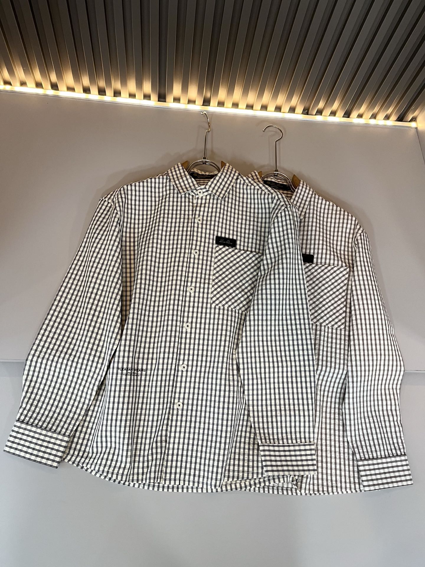 NO:566858,Loro Piana's latest trade order lapel shirts for men in autumn and winter, all in good condition!  !  Designed with logo leather pattern!  The upper body is comfortable and breathable, not stiff, and has a rich three-dimensional feel overall. Quality export orders, customized exclusive fabric tailoring, meet the simple needs of commuters for dressing. The upper body effect is very good, slimming, and not picky about the figure. The fabric workmanship... is impeccable. Only good craftsmanship and good fabrics can make you wear a good taste. It is a must-have item for everyone!  Size M-4XL,,loro piana,alexander wang19860909Loro Piana诺悠翩雅 秋冬男士最新的贸易订单翻领衬衣,全品相！！采用logo皮革图案设计！上身舒适透气,不僵硬,整体有着丰富的立体感,品质出口订单,定制专属面料剪裁,满足通勤人们对于着装的简约需求,上身效果很好,显瘦,不挑剔身材.面料做工....无可挑剔,好工艺好面料才能穿出好品味一款,人手必备单品！尺码M-4XL,,loro piana,alexander wang,Men's clothing