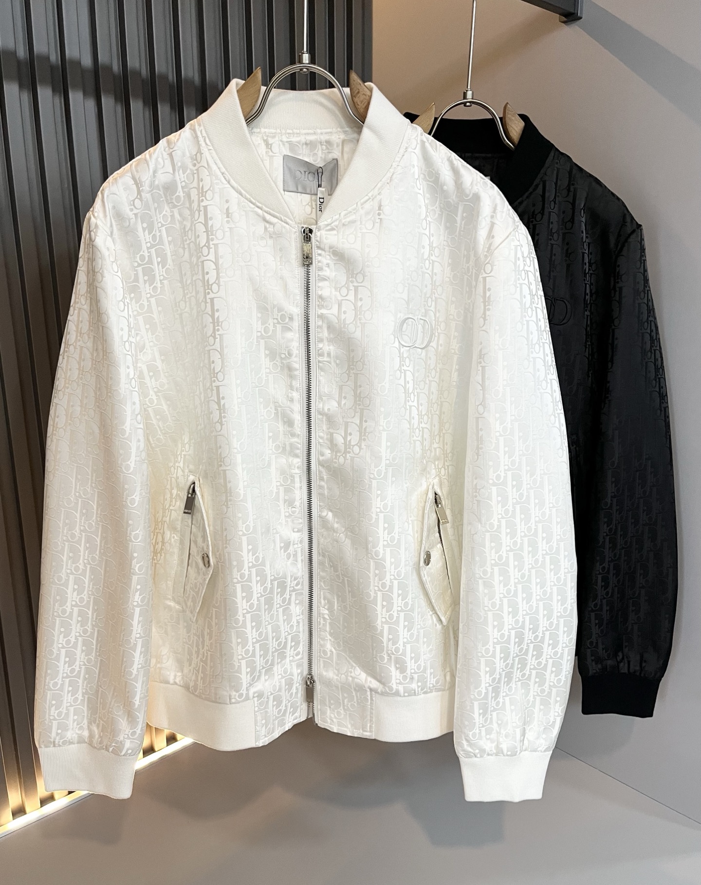 NO:541229,Dio*r Dio 2025 autumn and winter men's jacket, the latest fashionable casual jacket, trading company channels are rare, and it is released on the official website at the same time, and the clothes logo pattern embroidery design!  The most anticipated high-quality products of male gods are coming, making you feel what is truly high luxury and connotation! Full of brand style!  The most enjoyable dressing experience you enjoy! It perfectly enhances the overall luxury and class, and you can get a high-end luxury atmosphere at a glance!  The upper body is versatile and simple, and it is not picky about people. It can easily deal with various occasions and environments. It is undoubtedly a must-have item for daily commuting! Size M-3XL, dior, jackets & coats, jackets & coats, alexander wang19860909Dio*r迪*奥2025秋冬男士夹克外套,最新时尚休闲夹克,贸易公司渠道稀出,同步官网发售,衣身logo图案刺绣设计！男神最为期待的精品狠货重磅来袭,让你感受到什么叫真正的高奢有内涵!满满的品牌风格！你最为享受的穿着体验! 完美提升了整体的奢华档次感,一眼就能Get到的高端奢华气息！上身百搭简约不挑人,轻松应对各种场合与环境,属于日常通勤必备的臻品无疑!尺码M-3XL,,dior,jackets & coats,jackets & coats,alexander wang,Men's clothing