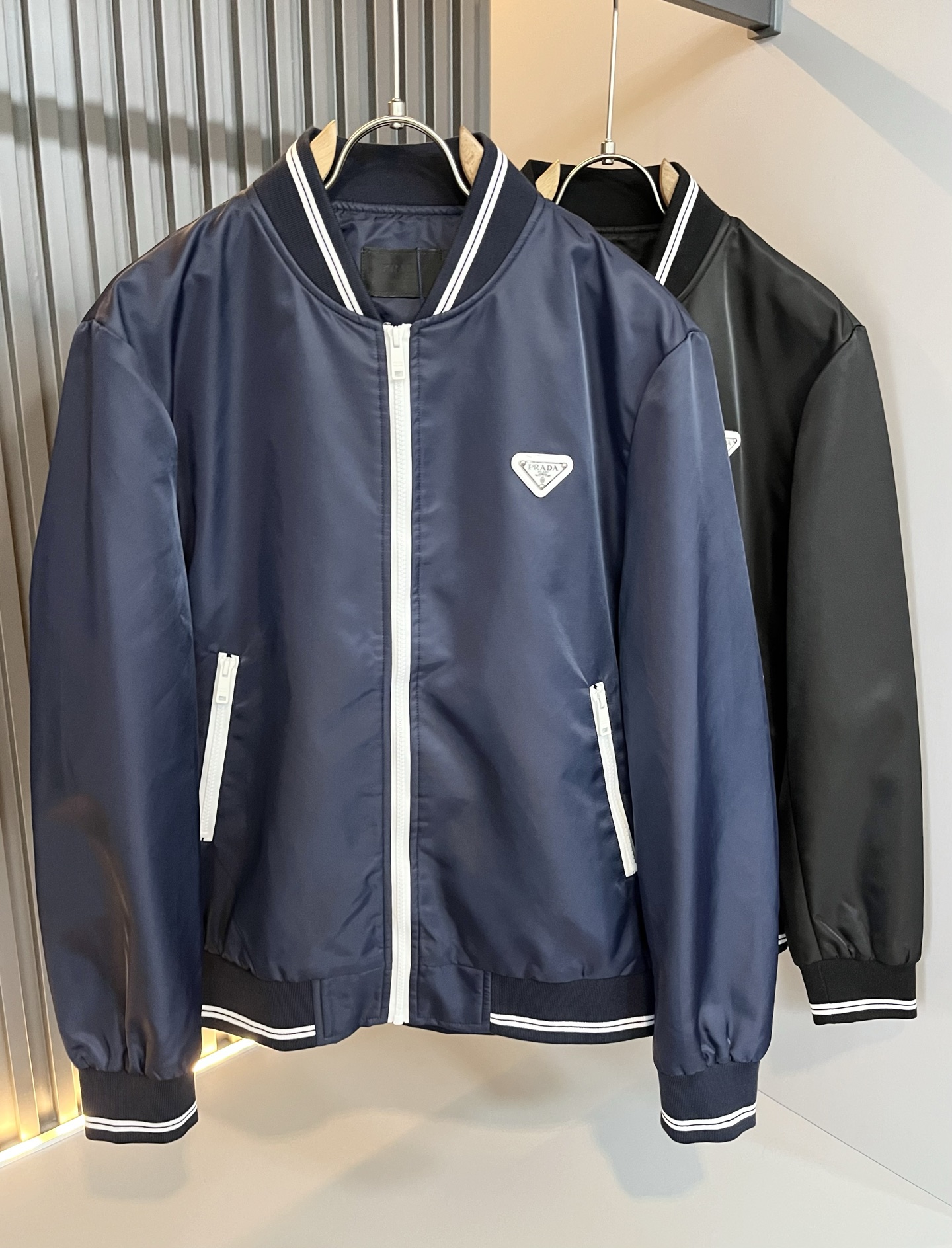 NO:541221,PRAD*A 2025 autumn and winter casual jacket, the latest fashionable casual zipper jacket, fashionable jacket! Trading company channels are rare and it is released on the official website. The most anticipated high-quality products of the male god are coming, making you feel what it means to be truly high and luxurious! This jacket is made of thin and technical fabrics specially customized by P home. The surface is neat and smooth and shiny, and the texture is obvious through the screen. The upper body is comfortable, light and not stuffy, giving you the most enjoyable wearing experience!  Exquisite logo pattern hardware design!  Perfectly enhance the overall sense of luxury and class, and you can get a high-end luxury atmosphere at a glance! Basic regular jacket style cut, versatile and simple upper body, not picky, easy to deal with various occasions and environments, is undoubtedly a must-have item for daily commuting! Size M~3XL, prada, jackets & coats, jackets & coats, alexander wang19860909PRAD*A普*达2025秋冬休闲夹克外套,最新时尚休闲拉链夹克,时尚夹克外套!贸易公司渠道稀出,同步官网发售,男神最为期待的精品狠货重磅来袭,让你感受到什么叫真正的高奢有内涵!此款夹克外套选用了P家专业定制的轻薄科技面料制成,表面整洁光滑且富有光泽,质感透过屏幕都显而易 见,上身舒适轻盈不闷热, 给你最为享受的穿着体验！精致logo图案五金设计！完美提升了整体的奢华档次感,一眼就能Get到的高端奢华气息!基础常规的夹克版型裁剪,上身百搭简约不挑人,轻松应对各种场合与环境,属于日常通勤必备的臻品无疑!尺码M～3XL,,prada,jackets & coats,jackets & coats,alexander wang,Men's clothing