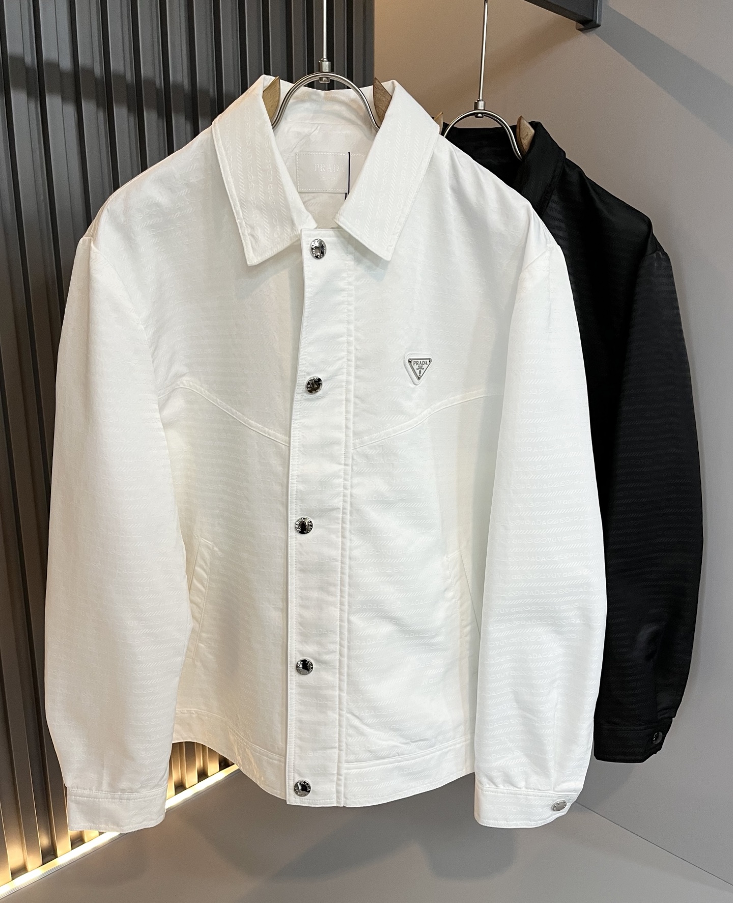 NO:541227,PRAD*A 2025 autumn and winter casual jacket, the latest fashionable casual zipper jacket, fashionable jacket! Trading company channels are rare and it is released on the official website. The most anticipated high-quality products of the male god are coming, making you feel what it means to be truly high and luxurious! This jacket is made of thin and technical fabrics specially customized by P home. The surface is neat and smooth and shiny, and the texture is obvious through the screen. The upper body is comfortable, light and not stuffy, giving you the most enjoyable wearing experience!  Exquisite logo pattern hardware design!  Perfectly enhance the overall sense of luxury and class, and you can get a high-end luxury atmosphere at a glance! Basic regular jacket style cut, versatile and simple upper body, not picky, easy to deal with various occasions and environments, is undoubtedly a must-have item for daily commuting! Size M~3XL, prada, jackets & coats, jackets & coats, alexander wang19860909PRAD*A普*达2025秋冬休闲夹克外套,最新时尚休闲拉链夹克,时尚夹克外套!贸易公司渠道稀出,同步官网发售,男神最为期待的精品狠货重磅来袭,让你感受到什么叫真正的高奢有内涵!此款夹克外套选用了P家专业定制的轻薄科技面料制成,表面整洁光滑且富有光泽,质感透过屏幕都显而易 见,上身舒适轻盈不闷热, 给你最为享受的穿着体验！精致logo图案五金设计！完美提升了整体的奢华档次感,一眼就能Get到的高端奢华气息!基础常规的夹克版型裁剪,上身百搭简约不挑人,轻松应对各种场合与环境,属于日常通勤必备的臻品无疑!尺码M～3XL,,prada,jackets & coats,jackets & coats,alexander wang,Men's clothing