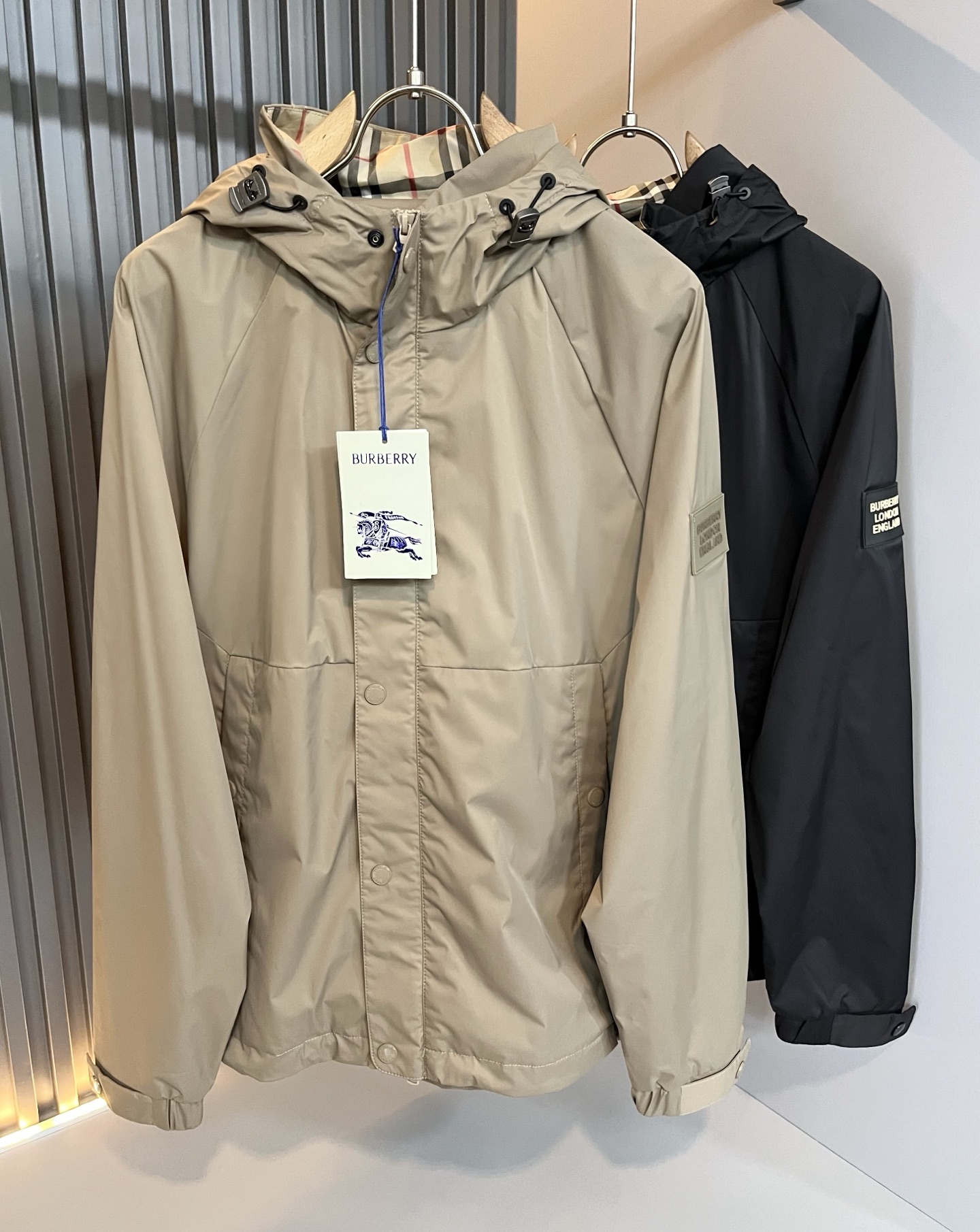 NO:565156,BURBER*Y's new 2025 autumn and winter jackets are here. Made of the recently popular environmentally friendly polyester fiber fabric, it is a high-end outdoor sports and leisure series, a very hot sports trend!  The latest special material developed by BUR, memory fabric is also called memory cloth, which refers to fabrics with shape memory function. Sleeve logo pattern badge design!  Killing all the versions on the market, it can only be said that they are not of the same level at all. No matter in terms of materials, detail restoration and craftsmanship, we are not afraid of any challenges, just to provide you with wonderful products as always. A style that implements BUR's core concept tightly binds plaid and fashion, and always maintains perfection. The simple but not simple design style perfectly meets your daily needs. Size: M-3XL,, burberry, jackets & coats, jackets & coats, alexander  wang19860909BURBER*Y巴*莉2025秋冬新品夹克外套重磅来袭,最近比较火热的环保聚酯纤维面料制作而成,高端户外运动休闲系列,非常火热运动风潮！BUR最新研发的特殊材质,记忆面料也叫记忆布,是指具有形态记忆功能的面料,袖子logo图案徽章设计！秒杀市面上一切版本,只能说根本就不是一个级别的存在,不管是材质还是细节还原度以及工艺制作方面,不惧任何挑战,只为给大家奉献绝妙产物一如既往,始终如一,贯彻了BUR核心理念的一个款式将格纹与时尚紧紧的捆绑在一起,时刻保持完美,简约而不简单的的设计风格,完美的满足了你日常所需要的穿搭.尺码:M-3XL,,burberry,jackets & coats,jackets & coats,alexander wang,Men's clothing