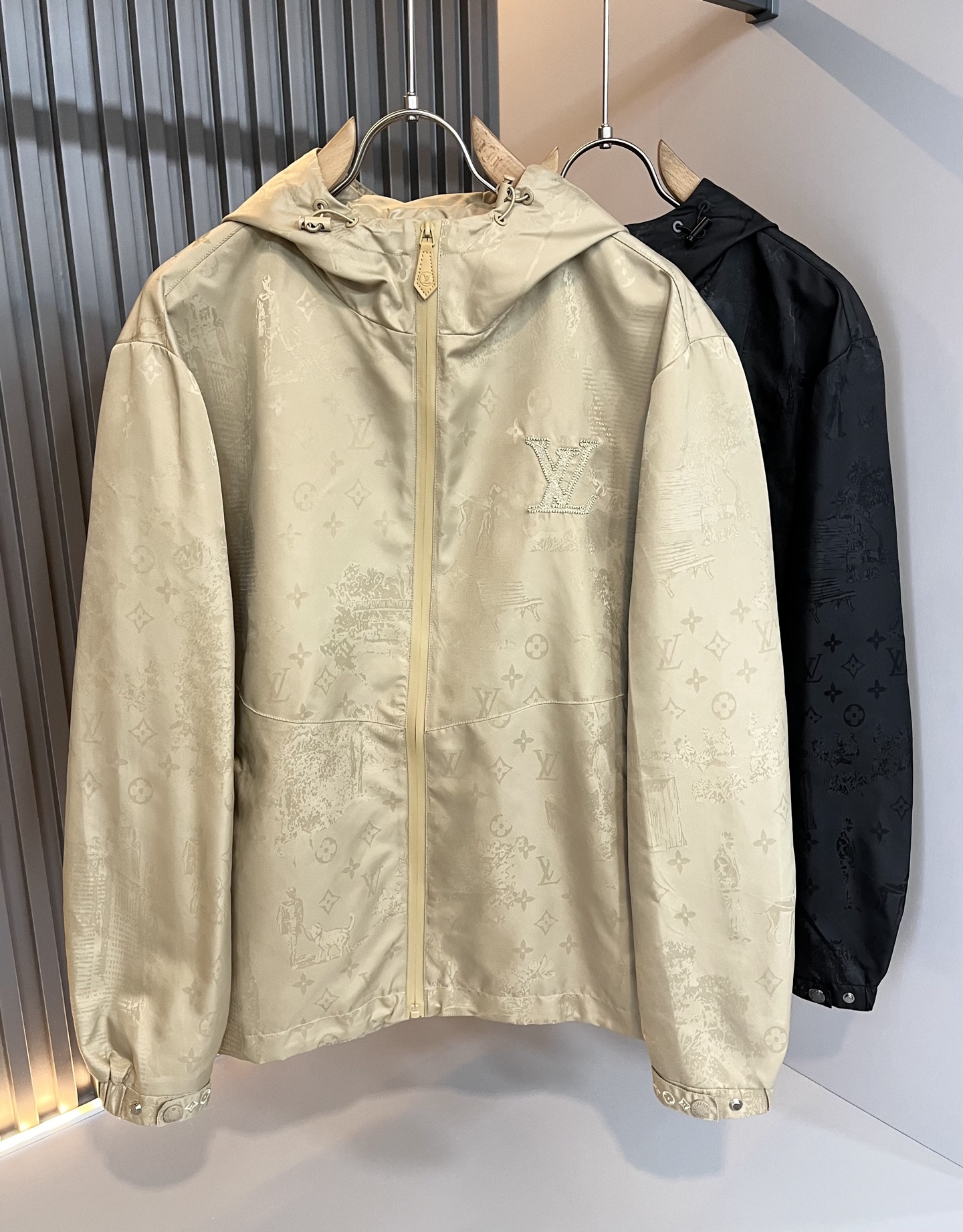 NO:565162,Louis Vuit*on 2025 autumn and winter new light luxury Monogram three-dimensional dark pattern jacket jacket for men and women!  The new high-end of the Louis family, the details and quality are always so flawless, and the creative designs are endless. If you don't buy a few pieces of Louis this autumn and winter, you can't be considered a fashionista. The Monogram pattern is unparalleled, interpreting Louis' iconic elements, and it is something that everyone loves. Made of top-notch technical polyester fabric, it is super soft and tough, and has excellent breathability. It comes from world-class trade-level OEM channels, and the quantity is extremely rare and sold out. 'Donkey Brand' is a presbyopic item released every year!  The original logo has an unusual texture and is clean and neat. This is the Louis family's unique skill and the latest craftsmanship of this season. The level of detail has reached the top, and the loose three-dimensional tailoring is a unique design. It is a fusion of luxury and fashion!  Size M-3XL,,louis vuitton,louis vuitton,louis vuitton,jackets & coats,jackets & coats,alexander wang19860909Louis Vuit*on 路易*登 2025秋冬新款轻奢Monogram立体暗纹工艺男女同款夹克外套！路易家族的新高端,细节品质永远的那么完美无瑕,创意设计层出不穷.今年秋冬季节没有入手几件路易你算不上时尚达人.Monogram图案无与伦比,诠释路易的标志性元素,实属人见人爱的东西.顶级的科技聚酯纤维面料打造,超级柔软且具有韧性,透气感也是绝佳.来自世界级贸易级别的代工厂渠道,数量极其稀少售完无补.“驴牌”每年都会出的老花单品！原版Logo呈现不一般的质感,干净俐落.这是路易家族的看家绝活也是本季度的最新工艺.细致化程度已经达到顶端了,宽松立体剪裁的版型设计堪称一绝.属于奢华与时尚的融合！尺码M-3XL,,louis vuitton,louis vuitton,louis vuitton,jackets & coats,jackets & coats,alexander wang,Men's clothing