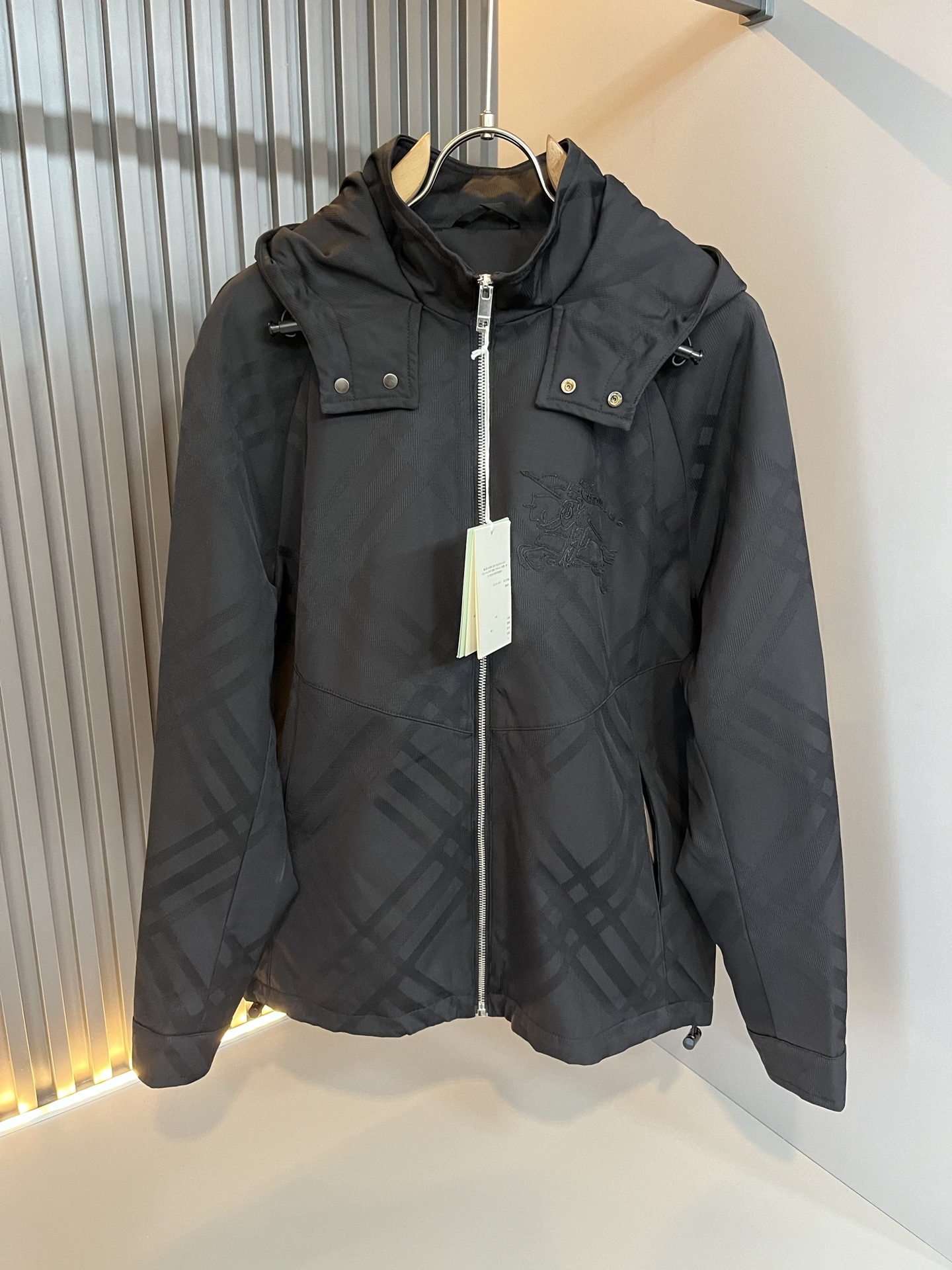 NO:566834,BURBER*Y's new autumn and winter jackets are here. Made of the recently popular environmentally friendly polyester fiber fabric, it is a high-end outdoor sports and leisure series. It is a very hot sports trend!  The latest special material developed by BUR, memory fabric is also called memory cloth, which refers to fabrics with shape memory function and logo design on the chest!  Killing all the versions on the market, it can only be said that they are not of the same level at all. No matter in terms of materials, detail restoration and craftsmanship, we are not afraid of any challenges, just to provide you with wonderful products as always. A style that implements BUR's core concept tightly binds plaid and fashion, and always maintains perfection. The simple but not simple design style perfectly meets your daily needs. Size: M-3XL,, burberry, jackets & coats, jackets & coats, alexander  wang19860909BURBER*Y巴*莉秋冬新品夹克外套重磅来袭,最近比较火热的环保聚酯纤维面料制作而成,高端户外运动休闲系列,非常火热运动风潮！BUR最新研发的特殊材质,记忆面料也叫记忆布,是指具有形态记忆功能的面料,胸前logo图案设计！秒杀市面上一切版本,只能说根本就不是一个级别的存在,不管是材质还是细节还原度以及工艺制作方面,不惧任何挑战,只为给大家奉献绝妙产物一如既往,始终如一,贯彻了BUR核心理念的一个款式将格纹与时尚紧紧的捆绑在一起,时刻保持完美,简约而不简单的的设计风格,完美的满足了你日常所需要的穿搭.尺码:M-3XL,,burberry,jackets & coats,jackets & coats,alexander wang,Men's clothing