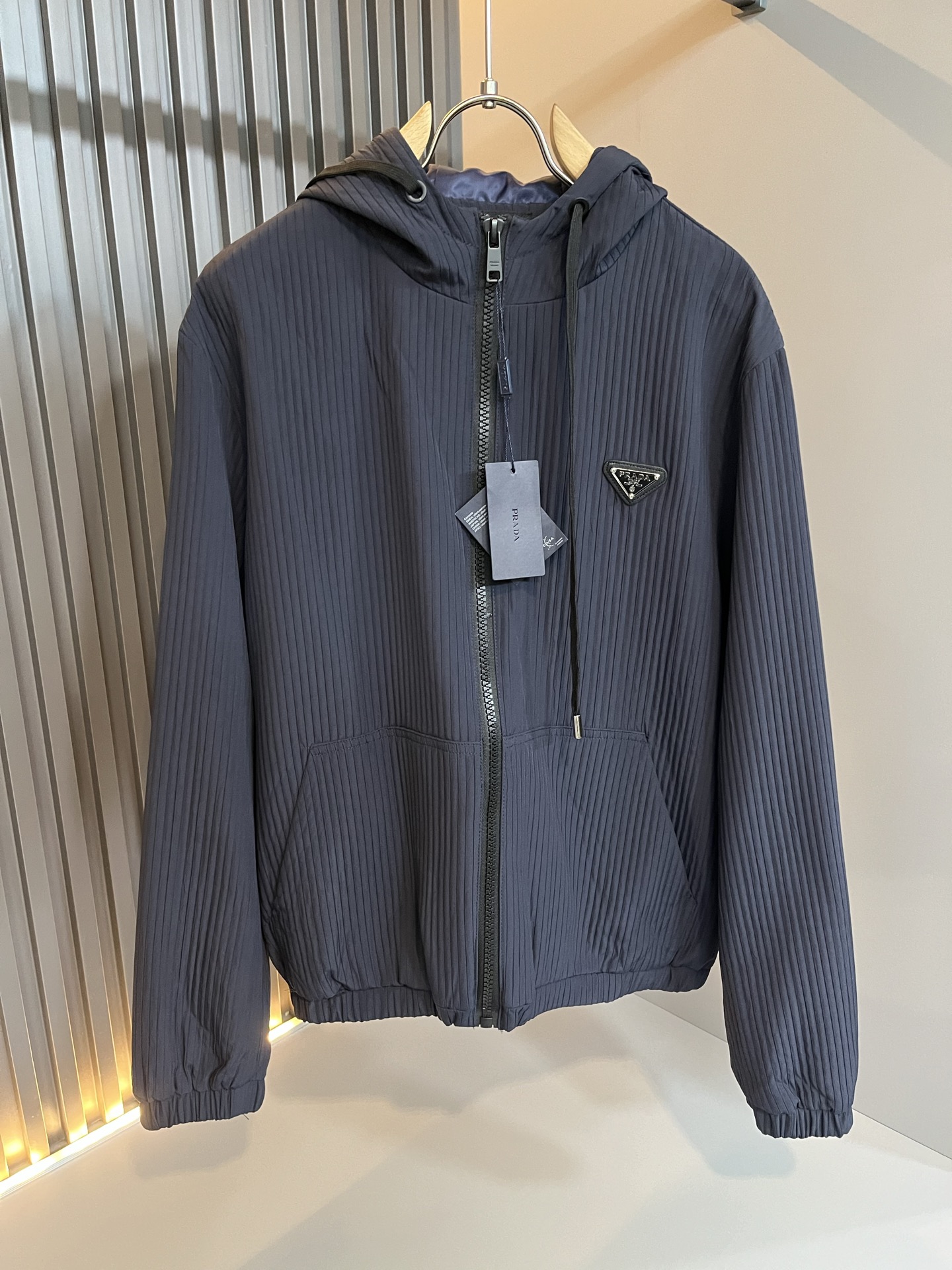 NO:565150,PRAD*A 2025 autumn and winter casual jackets, the latest fashionable casual zipper jackets, fashionable jackets! The trading company channels are rare, and they are sold simultaneously on the official website. The high-quality goods that the male god is most looking forward to are coming, allowing you to feel what real luxury has connotation! This jacket is made of P's professionally customized light technical fabrics. The surface is neat, smooth and shiny, and the texture is clearly visible through the screen. The upper body is comfortable, light and not stuffy.  Give you the most enjoyable wearing experience!  Exquisite logo pattern hardware design!  It perfectly enhances the overall sense of luxury and class, and you can get the high-end luxury atmosphere at a glance! The jacket is cut in a basic and conventional style, and the upper body is versatile, simple and unobtrusive. It can easily cope with various occasions and environments. It is undoubtedly a must-have product for daily commuting! Sizes M～3XL,, prada, jackets & coats, jackets & coats, alexander wang19860909PRAD*A普*达2025秋冬休闲夹克外套,最新时尚休闲拉链夹克,时尚夹克外套!贸易公司渠道稀出,同步官网发售,男神最为期待的精品狠货重磅来袭,让你感受到什么叫真正的高奢有内涵!此款夹克外套选用了P家专业定制的轻薄科技面料制成,表面整洁光滑且富有光泽,质感透过屏幕都显而易 见,上身舒适轻盈不闷热, 给你最为享受的穿着体验！精致logo图案五金设计！完美提升了整体的奢华档次感,一眼就能Get到的高端奢华气息!基础常规的夹克版型裁剪,上身百搭简约不挑人,轻松应对各种场合与环境,属于日常通勤必备的臻品无疑!尺码M～3XL,,prada,jackets & coats,jackets & coats,alexander wang,Men's clothing