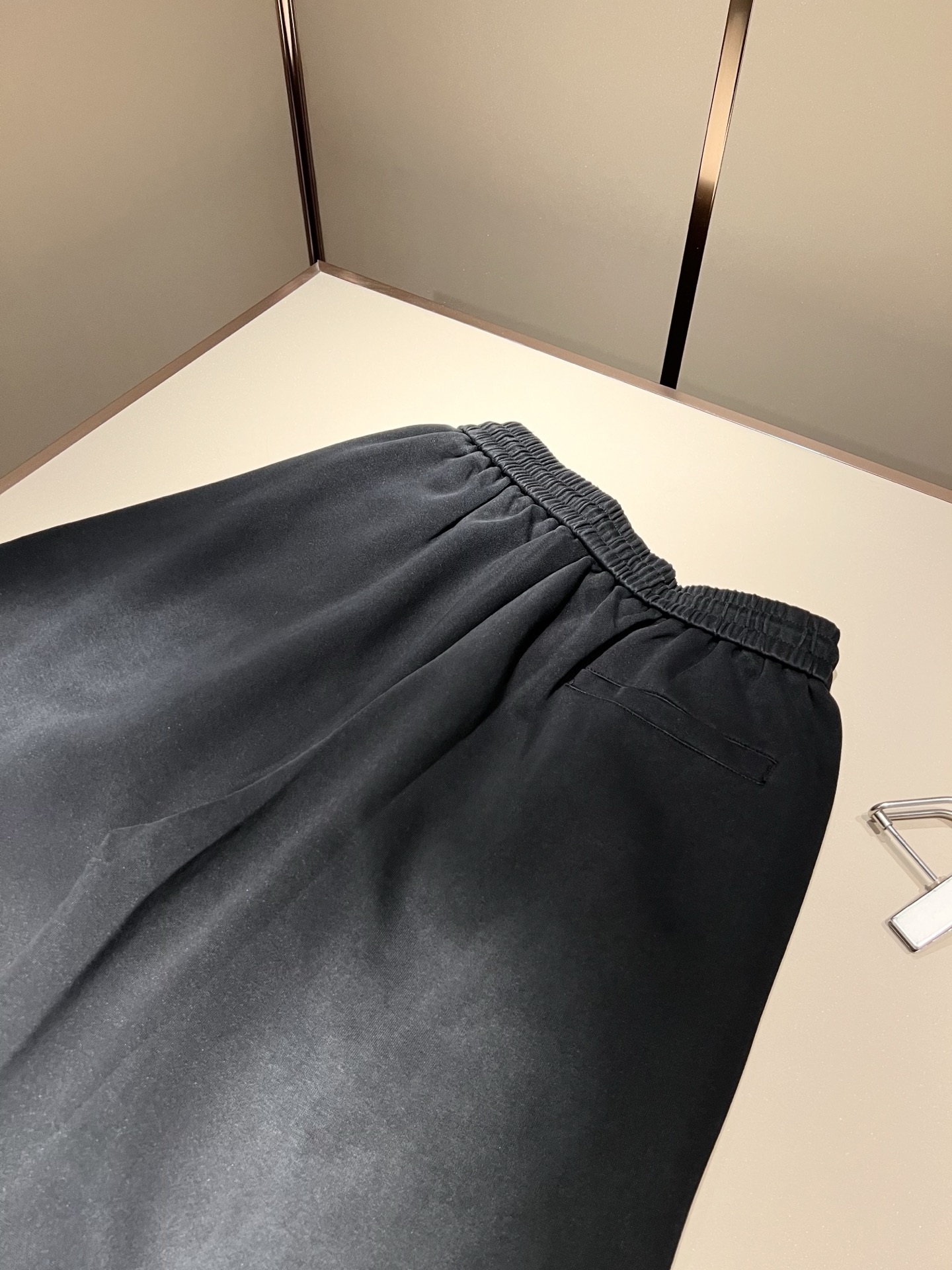 BALENCIA*巴黎*家 2025秋冬新款休闲裤，巴黎世家 裤腿字母logo图案印花设计！新款现货 Y