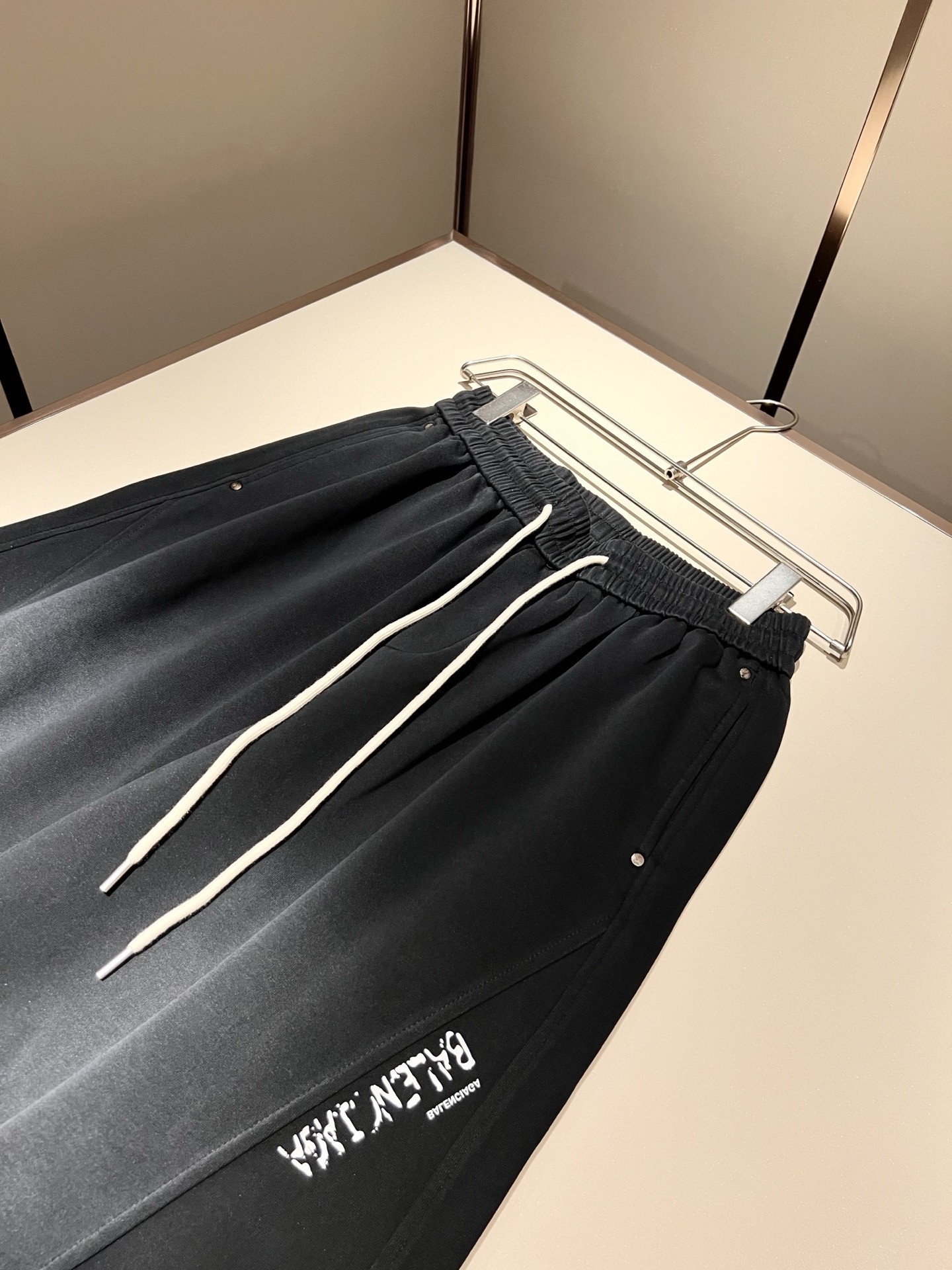 BALENCIA*巴黎*家 2025秋冬新款休闲裤，巴黎世家 裤腿字母logo图案印花设计！新款现货 Y