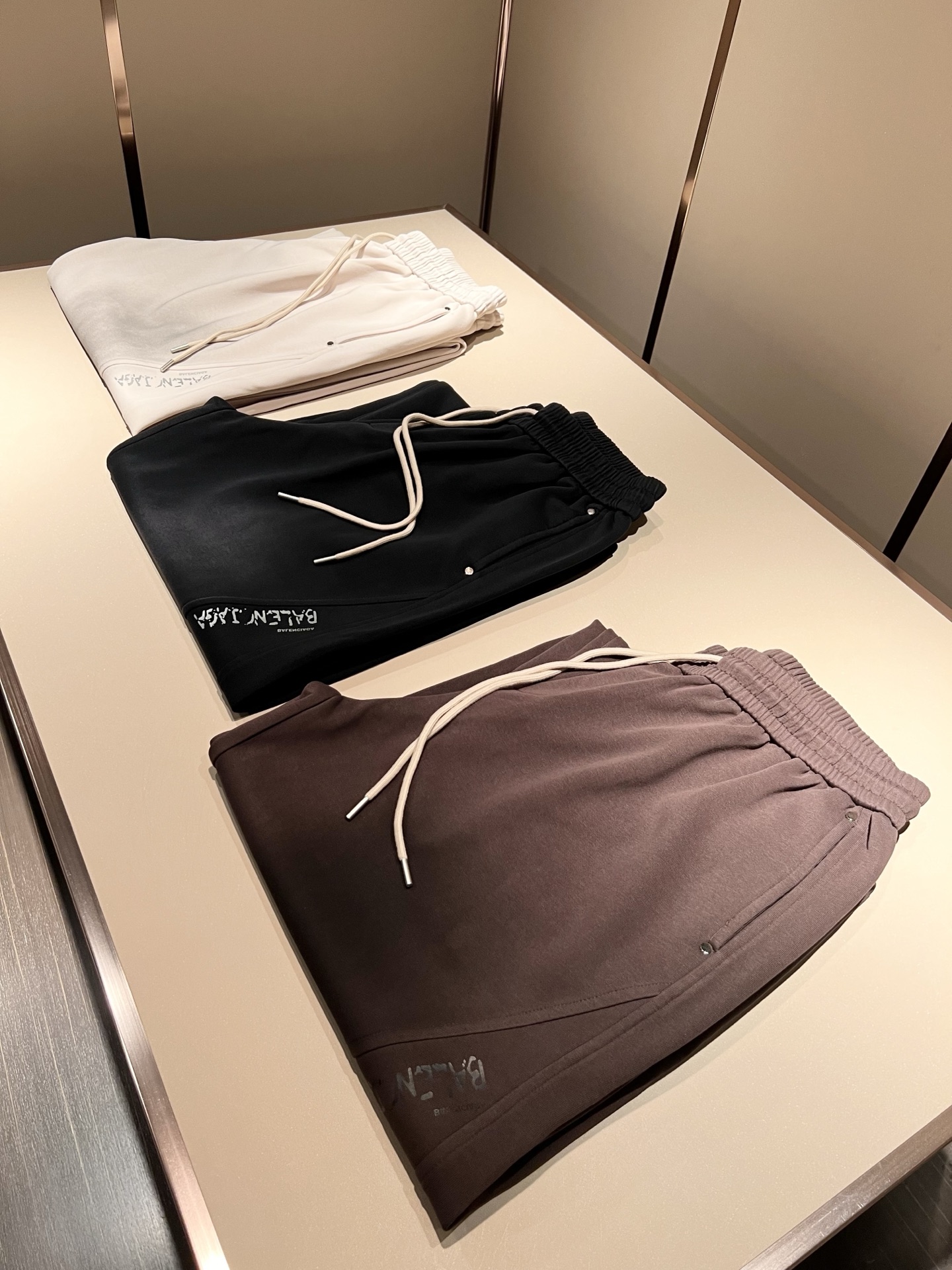 BALENCIA*巴黎*家 2025秋冬新款休闲裤，巴黎世家 裤腿字母logo图案印花设计！新款现货 Y