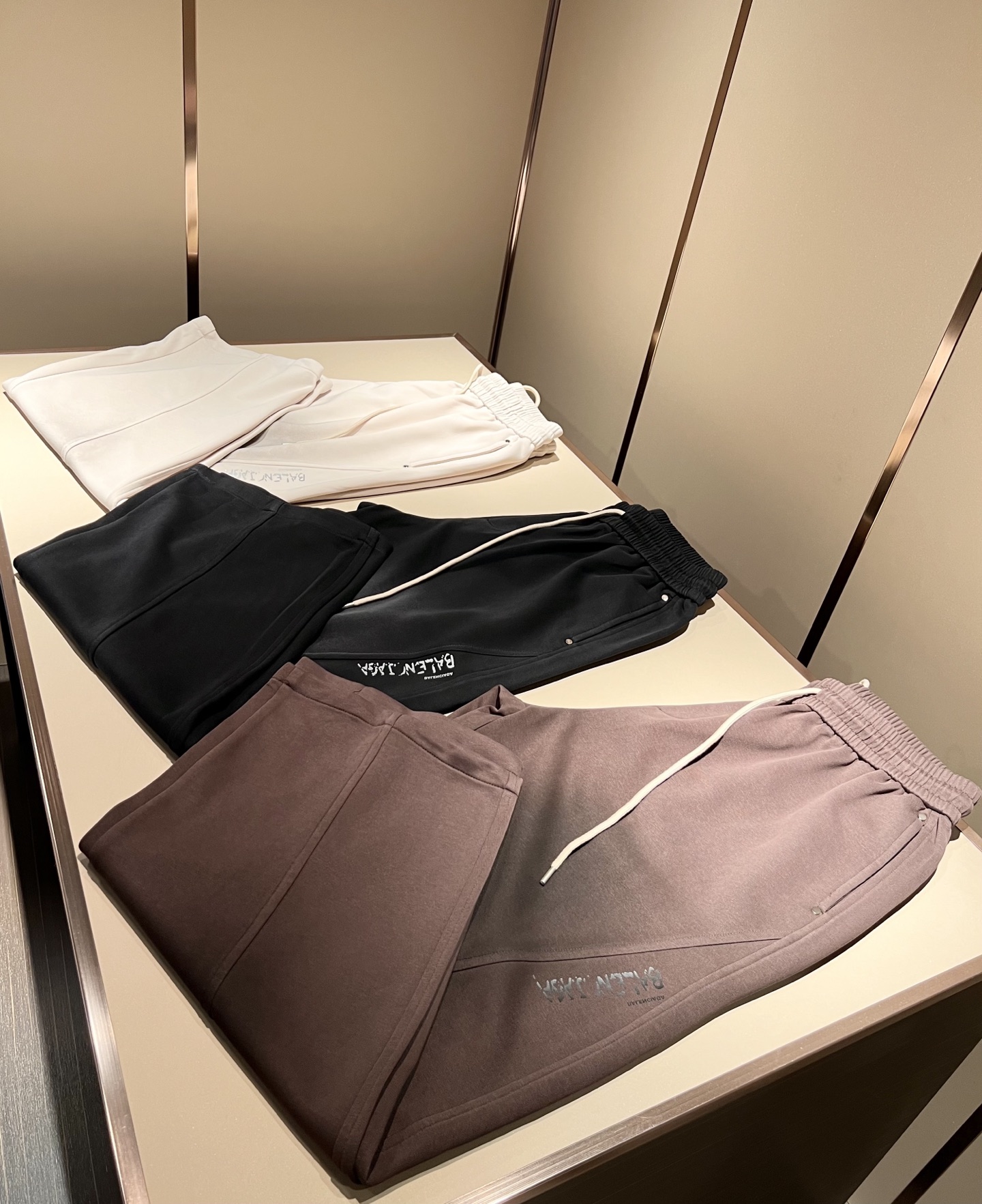 BALENCIA*巴黎*家 2025秋冬新款休闲裤，巴黎世家 裤腿字母logo图案印花设计！新款现货 Y