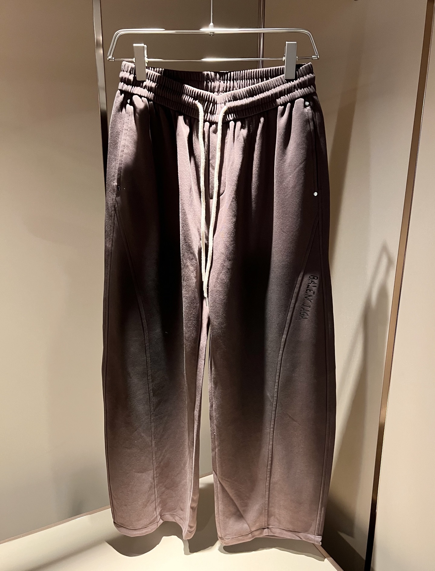 BALENCIA*巴黎*家 2025秋冬新款休闲裤，巴黎世家 裤腿字母logo图案印花设计！新款现货 Y