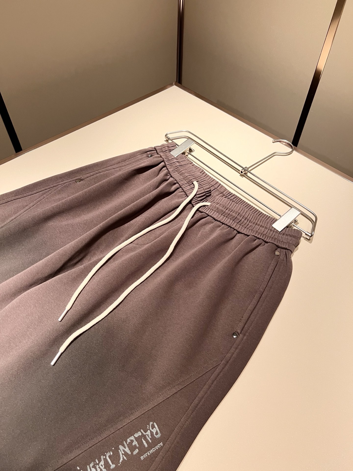 BALENCIA*巴黎*家 2025秋冬新款休闲裤，巴黎世家 裤腿字母logo图案印花设计！新款现货 Y