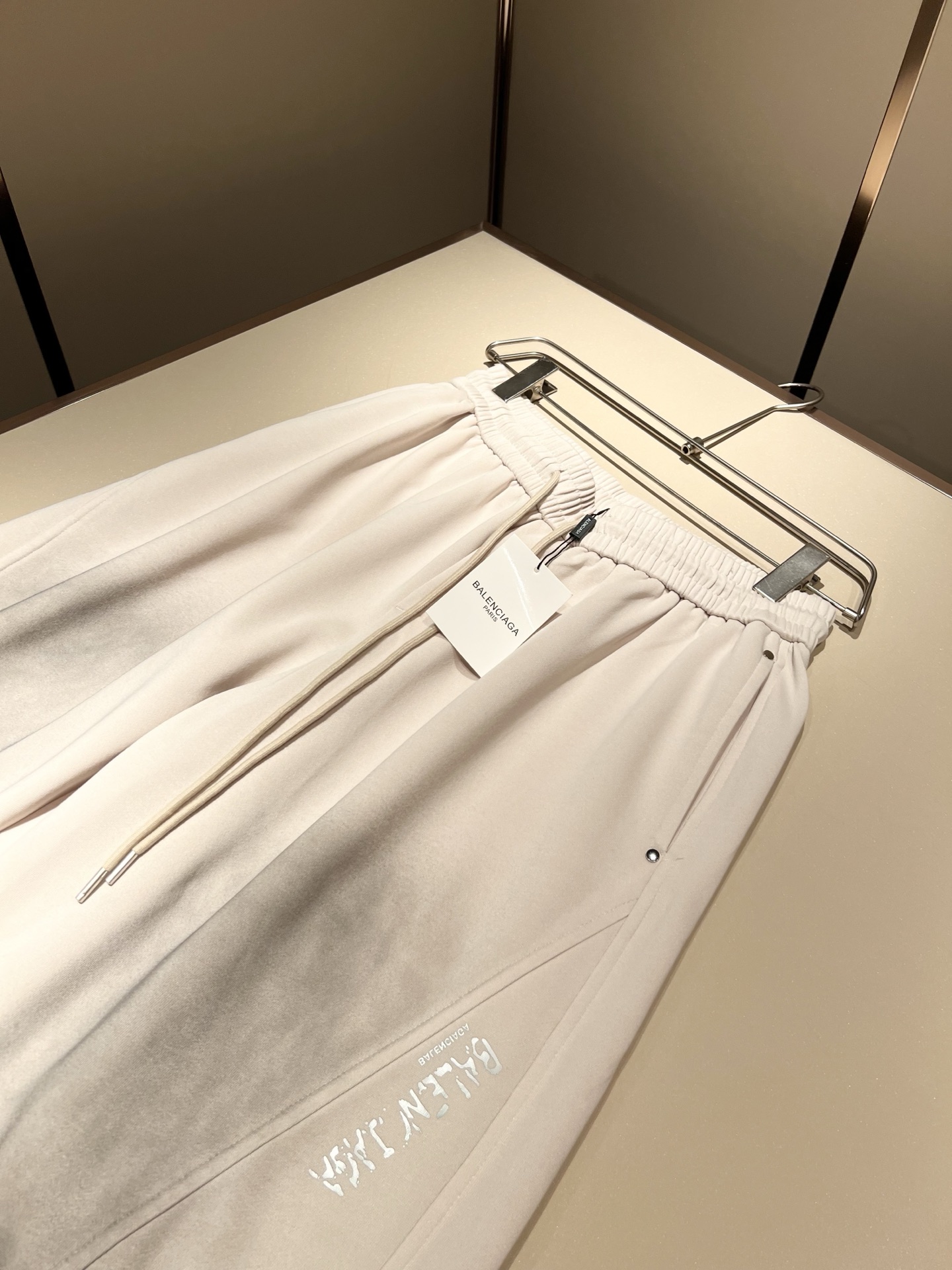 BALENCIA*巴黎*家 2025秋冬新款休闲裤，巴黎世家 裤腿字母logo图案印花设计！新款现货 Y