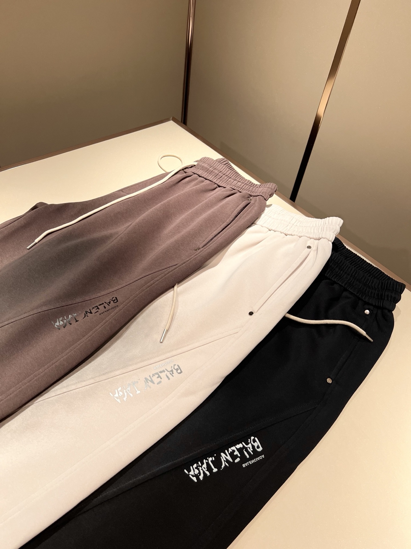 BALENCIA*巴黎*家 2025秋冬新款休闲裤，巴黎世家 裤腿字母logo图案印花设计！新款现货 Y