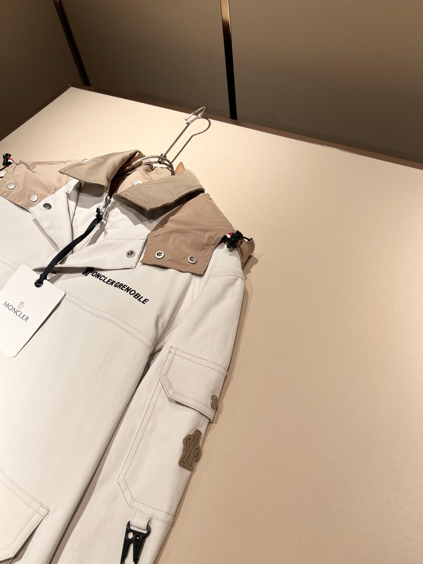 Monc*ler蒙*口2025秋冬经典夹克外套，都市时尚休闲款！面料超软面料帅酷爆款夹克外套。时尚都市百