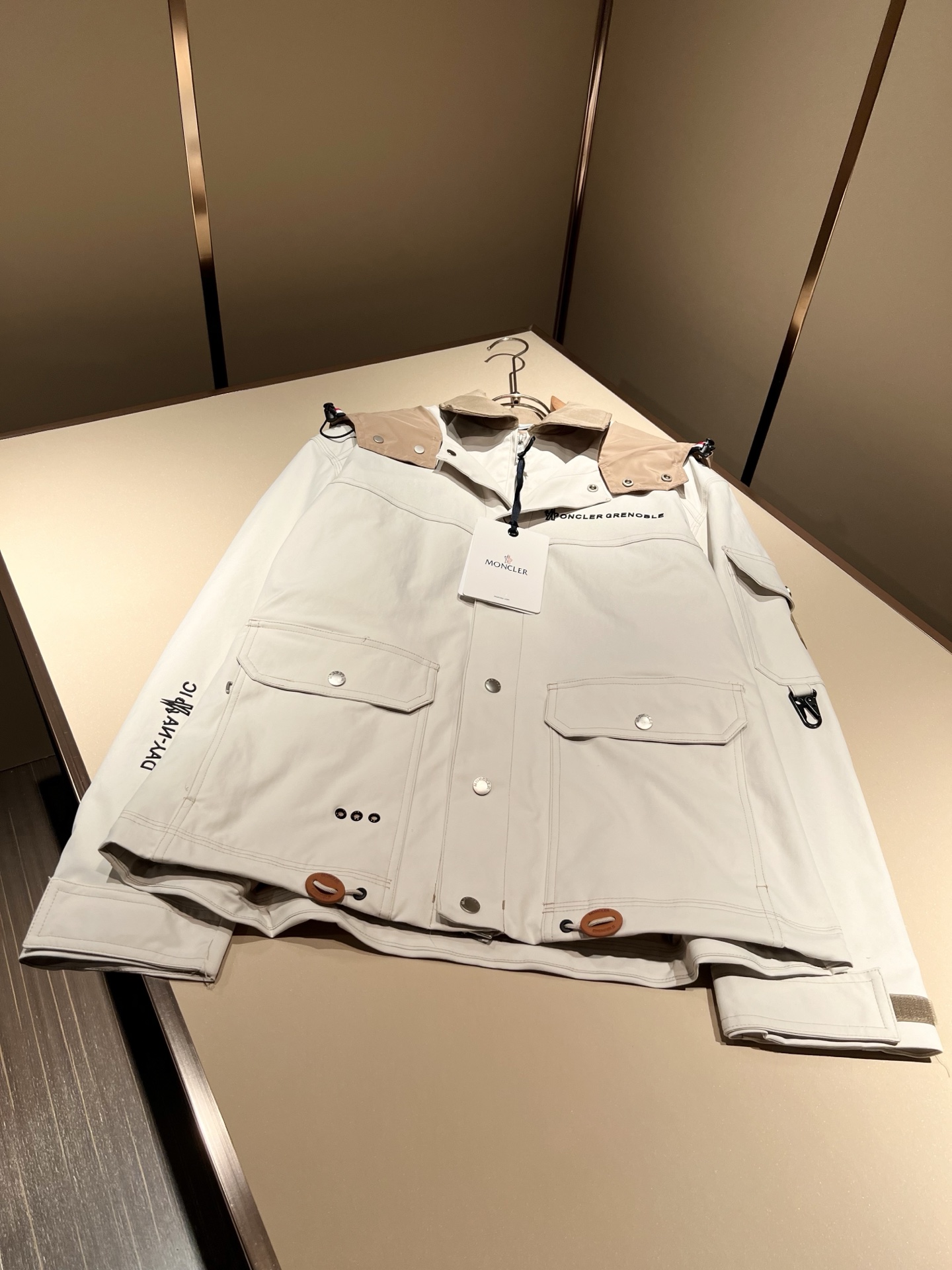 Monc*ler蒙*口2025秋冬经典夹克外套，都市时尚休闲款！面料超软面料帅酷爆款夹克外套。时尚都市百