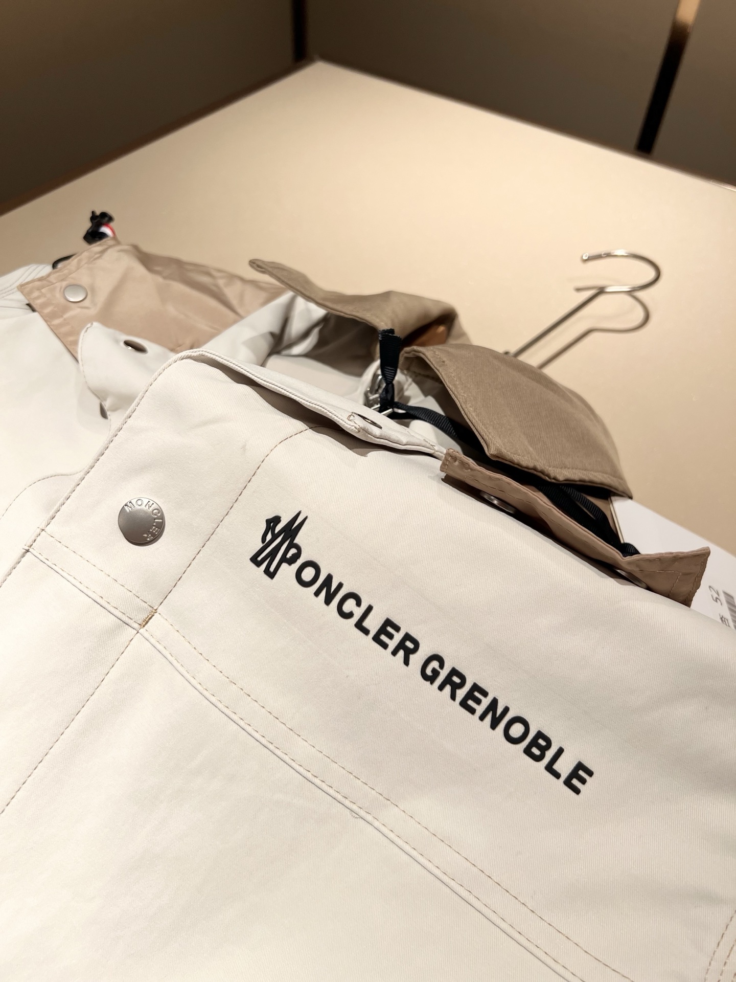 Monc*ler蒙*口2025秋冬经典夹克外套，都市时尚休闲款！面料超软面料帅酷爆款夹克外套。时尚都市百