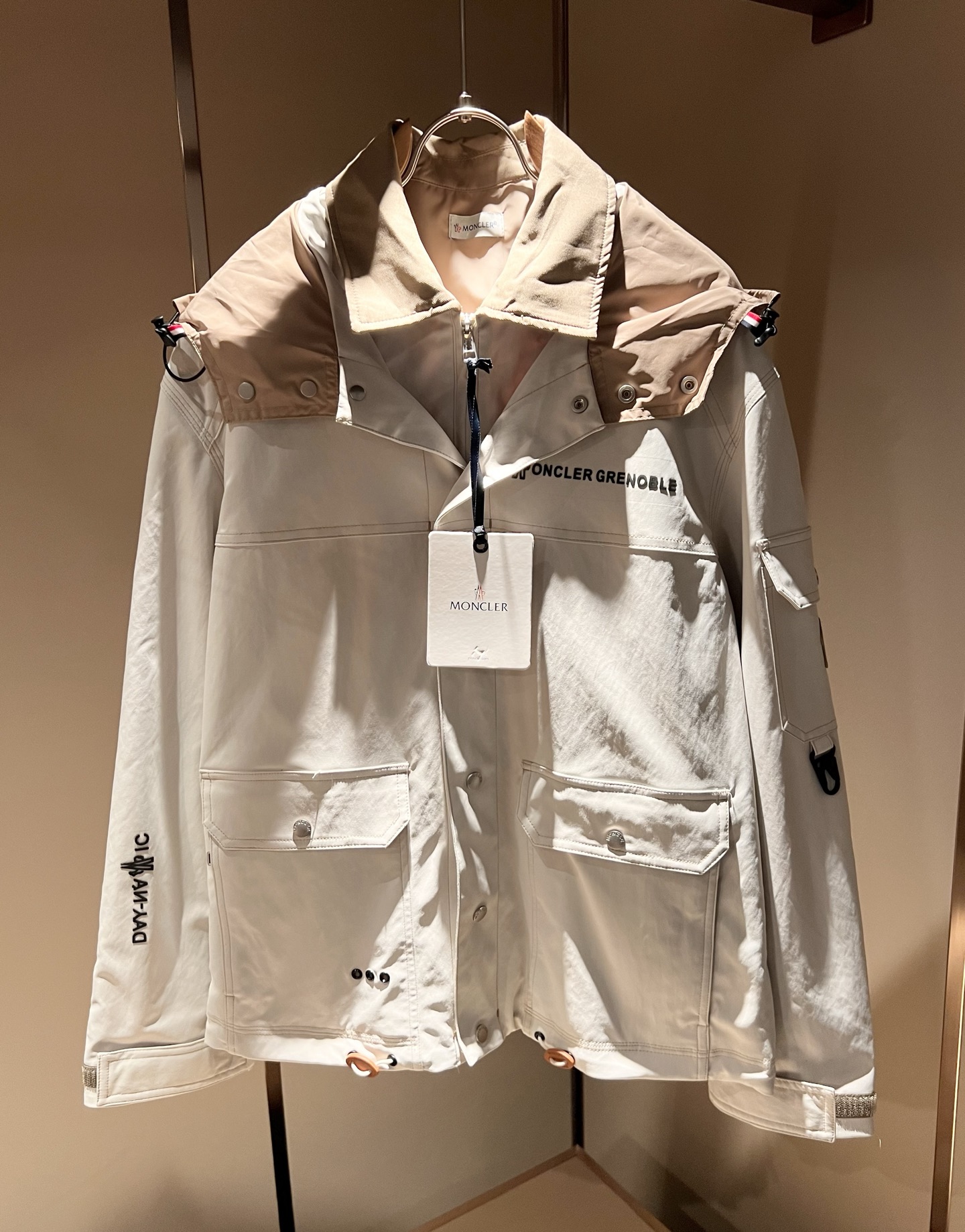 Monc*ler蒙*口2025秋冬经典夹克外套，都市时尚休闲款！面料超软面料帅酷爆款夹克外套。时尚都市百