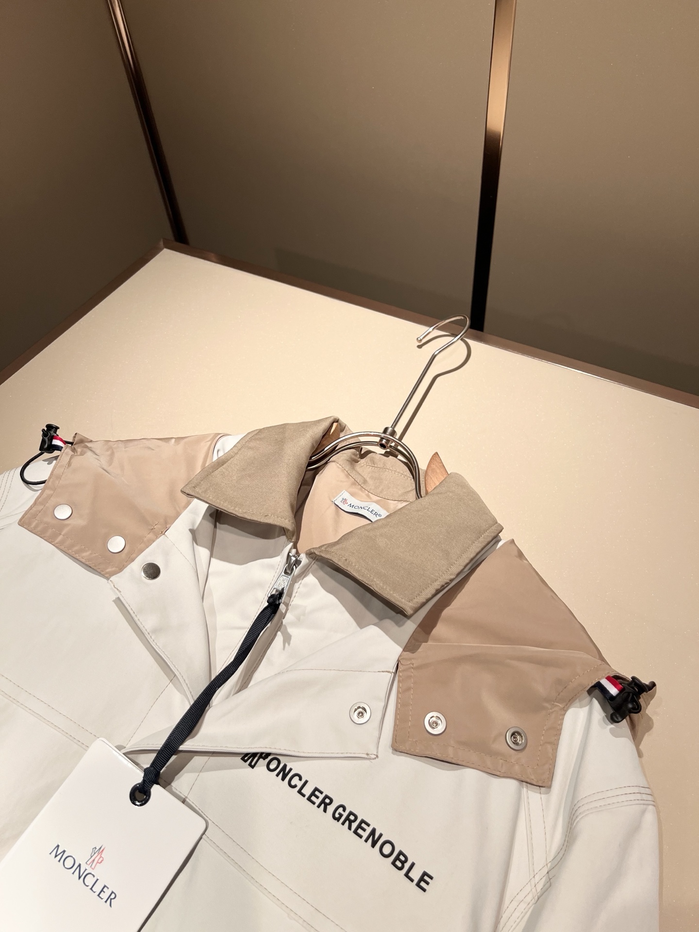 Monc*ler蒙*口2025秋冬经典夹克外套，都市时尚休闲款！面料超软面料帅酷爆款夹克外套。时尚都市百