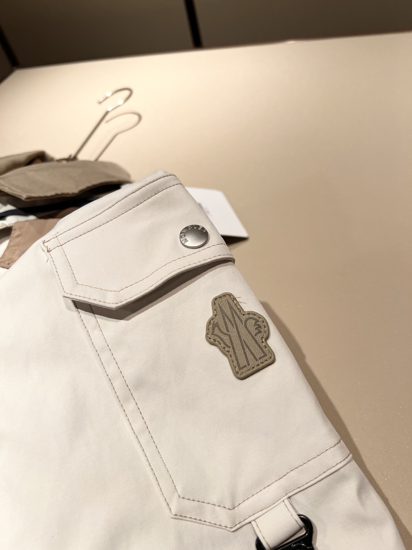 Monc*ler蒙*口2025秋冬经典夹克外套，都市时尚休闲款！面料超软面料帅酷爆款夹克外套。时尚都市百