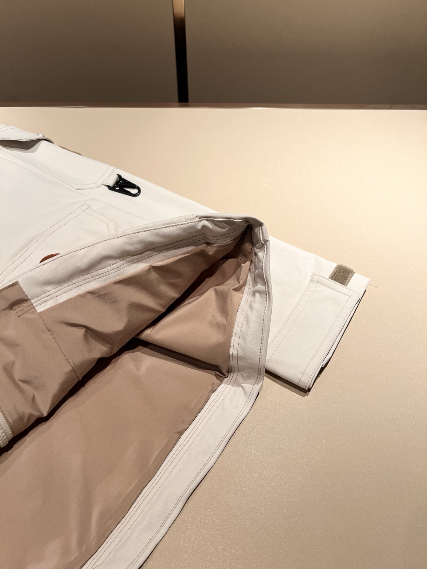 Monc*ler蒙*口2025秋冬经典夹克外套，都市时尚休闲款！面料超软面料帅酷爆款夹克外套。时尚都市百