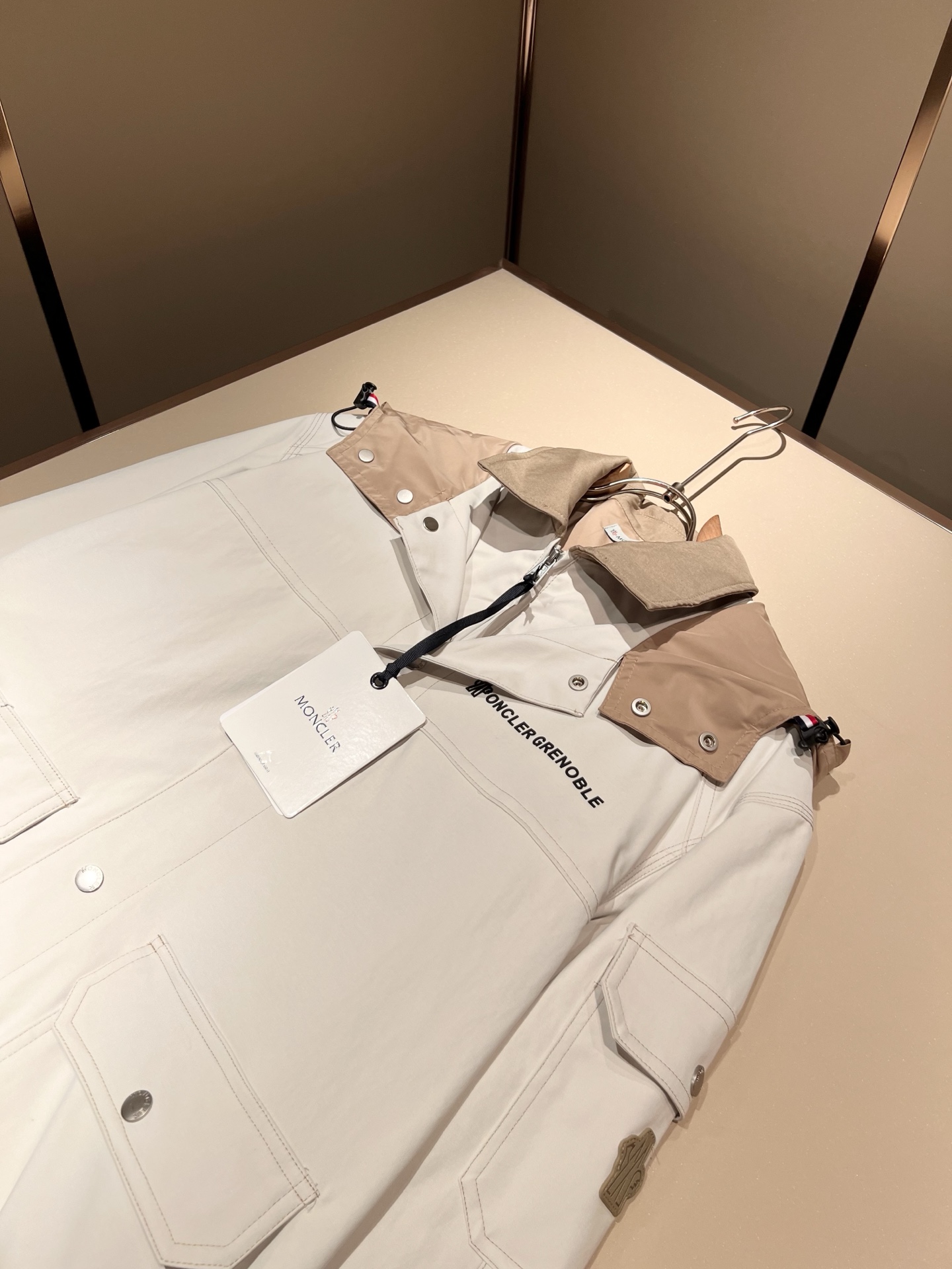 Monc*ler蒙*口2025秋冬经典夹克外套，都市时尚休闲款！面料超软面料帅酷爆款夹克外套。时尚都市百