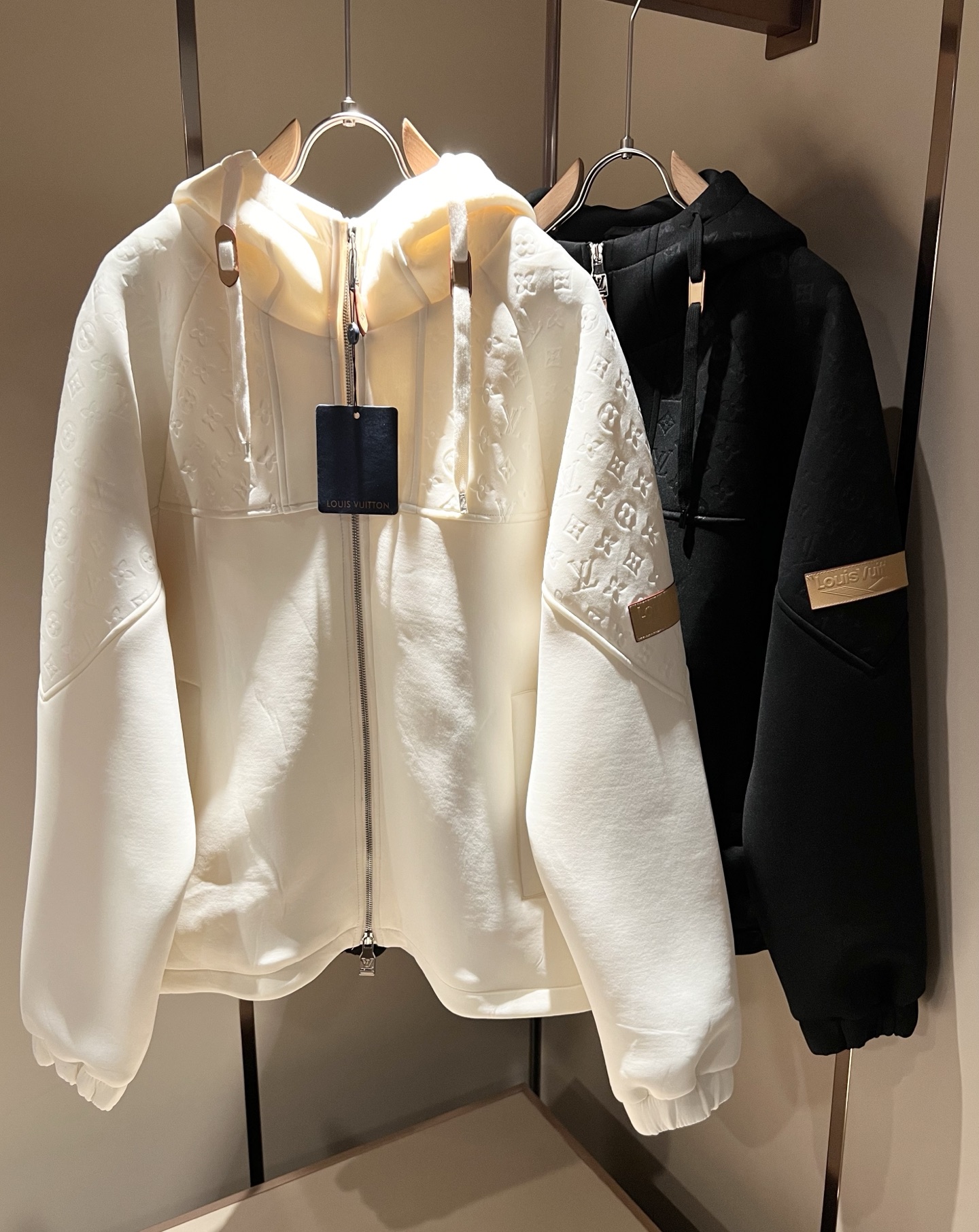 NO:537300,LouisVuitt*Louis*Deng The new series of autumn and winter products in 2025 are launched, a very fashionable and avant-garde zippered long-sleeved sweatshirt for men and women, logo design!  Different from the past, it declares the design concept that has been passed down for many years in the brand!  Its eye-catchingness is no less than any classic style, perfectly presenting the fashionable, high-end and luxurious feeling in front of the world!  Made of imported cotton materials, selected high-quality pure cotton fabrics, soft and soft to the touch, the real thing is definitely beyond your imagination, and it has been used to the extreme!  Size M-3XL, louis vuitton,louis vuitton,hoodie,sweatshirts,alexander wang19860909LouisVuitt*路易*登 2025秋冬全新系列单品上线,非常时髦前卫的一款男女同款拉链款长袖卫衣,标识logo图案设计！区别于以往的不同,宣示品牌传承多年的设计理念！其吸睛度完全不亚于任何经典款式,将时髦高级感与奢华感完美呈现在世人眼前！客供进口全棉材质制成,精选优质纯棉面料,触感软糯亲肤细腻,实物到手绝对超乎你的想象,发挥到了极致！尺码M-3XL,,louis vuitton,louis vuitton,hoodie,sweatshirts,alexander wang,Men's clothing