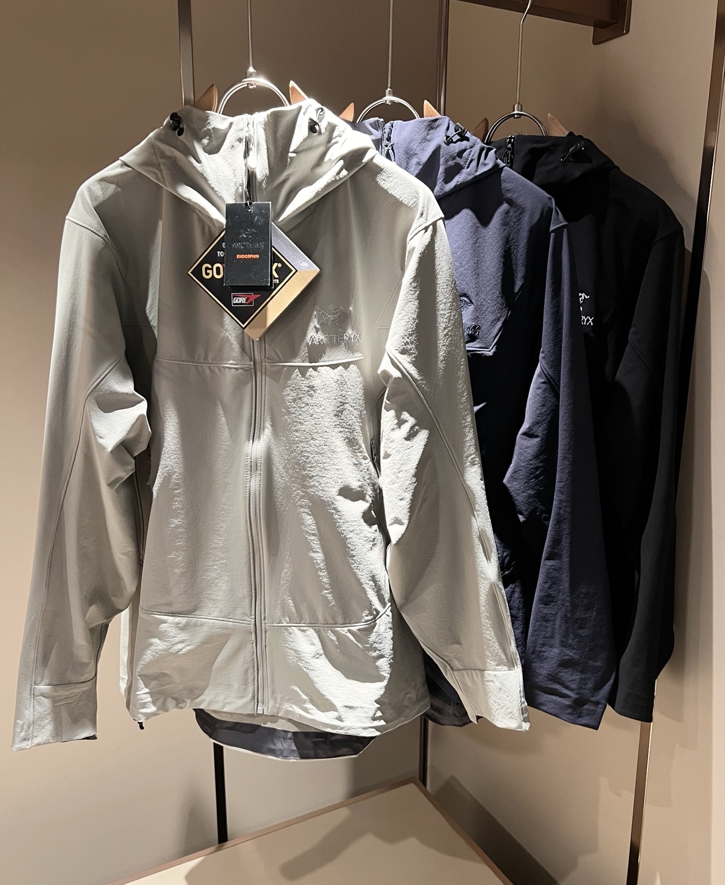 NO:531908,Loro Piana Nouyou Pianya autumn and winter men's suit, the latest trade orders and all the quality!  !  Internet celebrity style!  The upper body is comfortable and breathable, not stiff, and the overall three-dimensional feeling is rich. Quality export orders, customized exclusive polyester fiber fabric tailoring to meet the simple needs of commuters for dressing. The upper body is very effective, it looks slim and not picky about the figure. The fabric workmanship... Improper, only good craftsmanship can make you feel good and tasteful, a must-have item for everyone!  Size M-3XL, loro piana, alexander wang19860909Loro Piana诺悠翩雅 秋冬男士套装,最新的贸易订单全品相！！网红款！上身舒适透气,不僵硬,整体有着丰富的立体感,品质出口订单,定制专属聚酯纤维面料剪裁,满足通勤人们对于着装的简约需求,上身效果很好,显瘦,不挑剔身材.面料做工....无可挑剔,好工艺好面料才能穿出好品味一款,人手必备单品！尺码M-3XL,,loro piana,alexander wang,Men's clothing