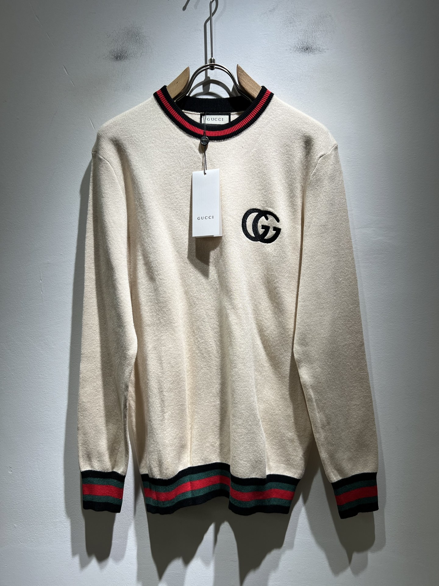 NO:531932,GUC*I Gujia New autumn and winter style for men and women, knitted wool sweater, chest logo embroidery design!  Trading companies have sparse channels and are released on the official website at the same time!  G Home Autumn and Winter Series Couple Sweater is online, and the design is classic color matching crochet design!  This sweater is selected for imported knitted wool material!  The fabric feels thick and has a certain sense of self-weight. It has a soft and dense terry texture. It is breathable and comfortable to wear with close body. It has beautiful colors and is eye-catching and fashionable. The unique patterns can definitely make you outstanding among the crowd!  Casual style cut design!  The upper body effect is age-reducing and versatile. It can easily get daily casual outfits for both men and women!  Size M-3XL, gucci, gucci, gucci, sweaters, alexander wang19860909GUC*I 古家 秋冬新款男女同款 针织羊毛衫,胸前标志logo刺绣设计！贸易公司渠道稀出,同步官网发售！G家秋冬系列情侣毛衣上线,设计经典配色钩织设计！此款毛衣甄选客供进口针织羊毛材质！面料手感偏厚实,有一定的自重感,柔软绵密的毛圈肌理,贴身穿着透气亲肤舒适,色彩靓丽、吸睛时髦度爆棚,与众不同的图案绝对可以让你在人群中出彩万分！休闲版型裁剪设计！上身效果减龄又百搭,轻松Get起日常休闲穿搭,男女皆可轻松驾驭！尺码M-3XL,,gucci,gucci,gucci,sweaters,alexander wang,Men's clothing