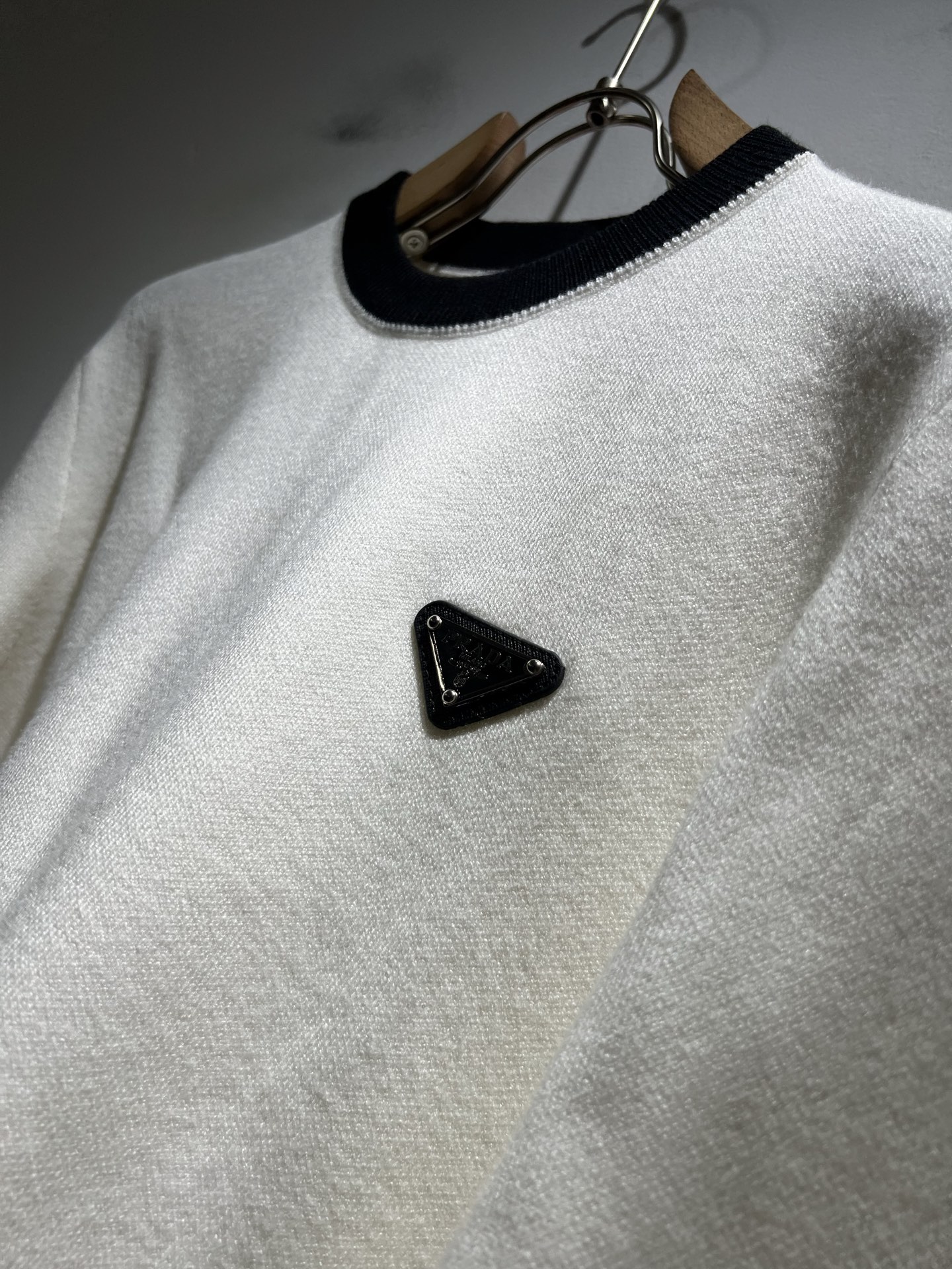 PRAD*A普*达2025秋冬新款男士针织羊毛衫，最新款全网独家首上！！~既经典有时尚百搭，谁不爱啊，将