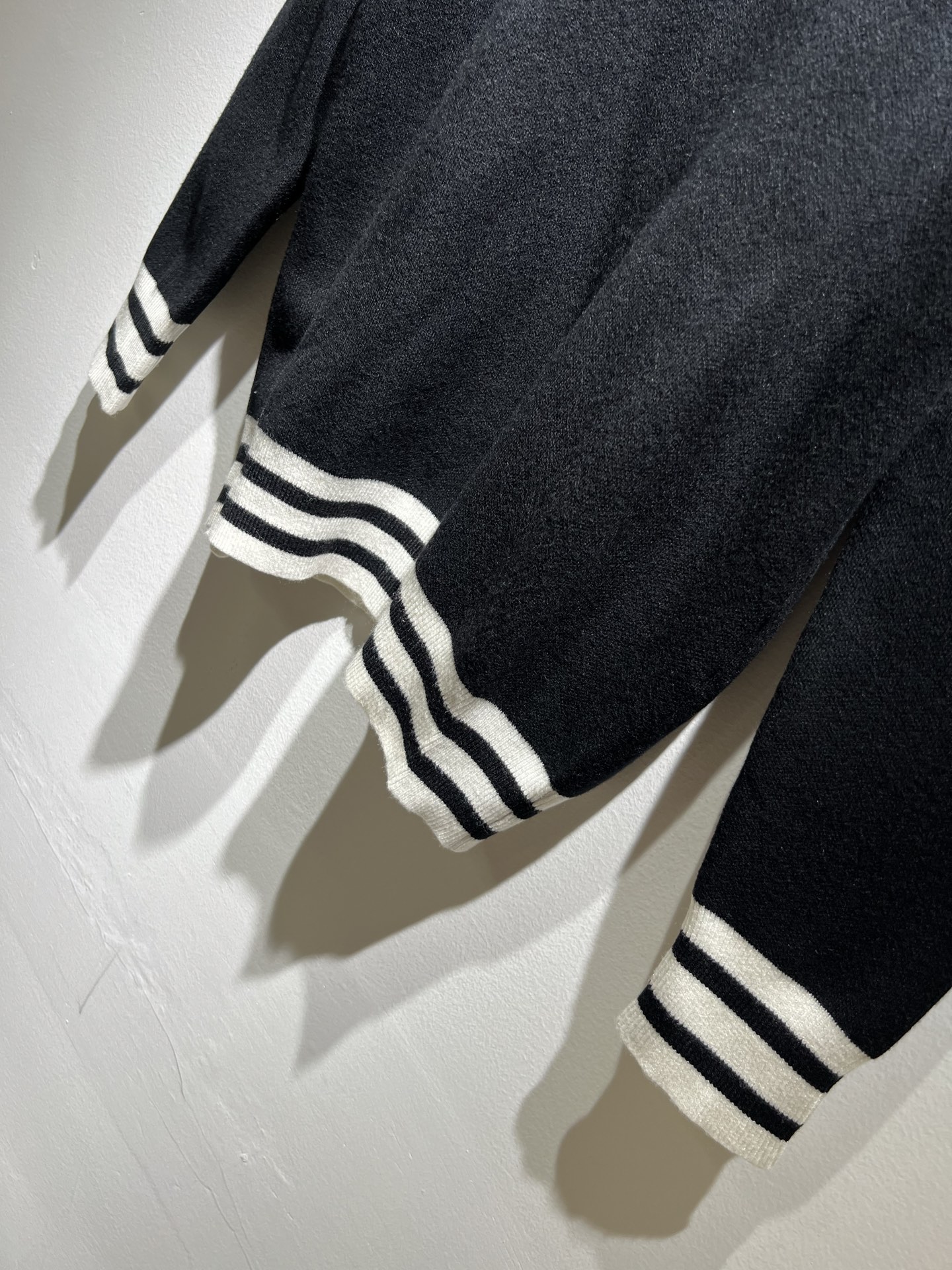 PRAD*A普*达2025秋冬新款男士针织羊毛衫，最新款全网独家首上！！~既经典有时尚百搭，谁不爱啊，将