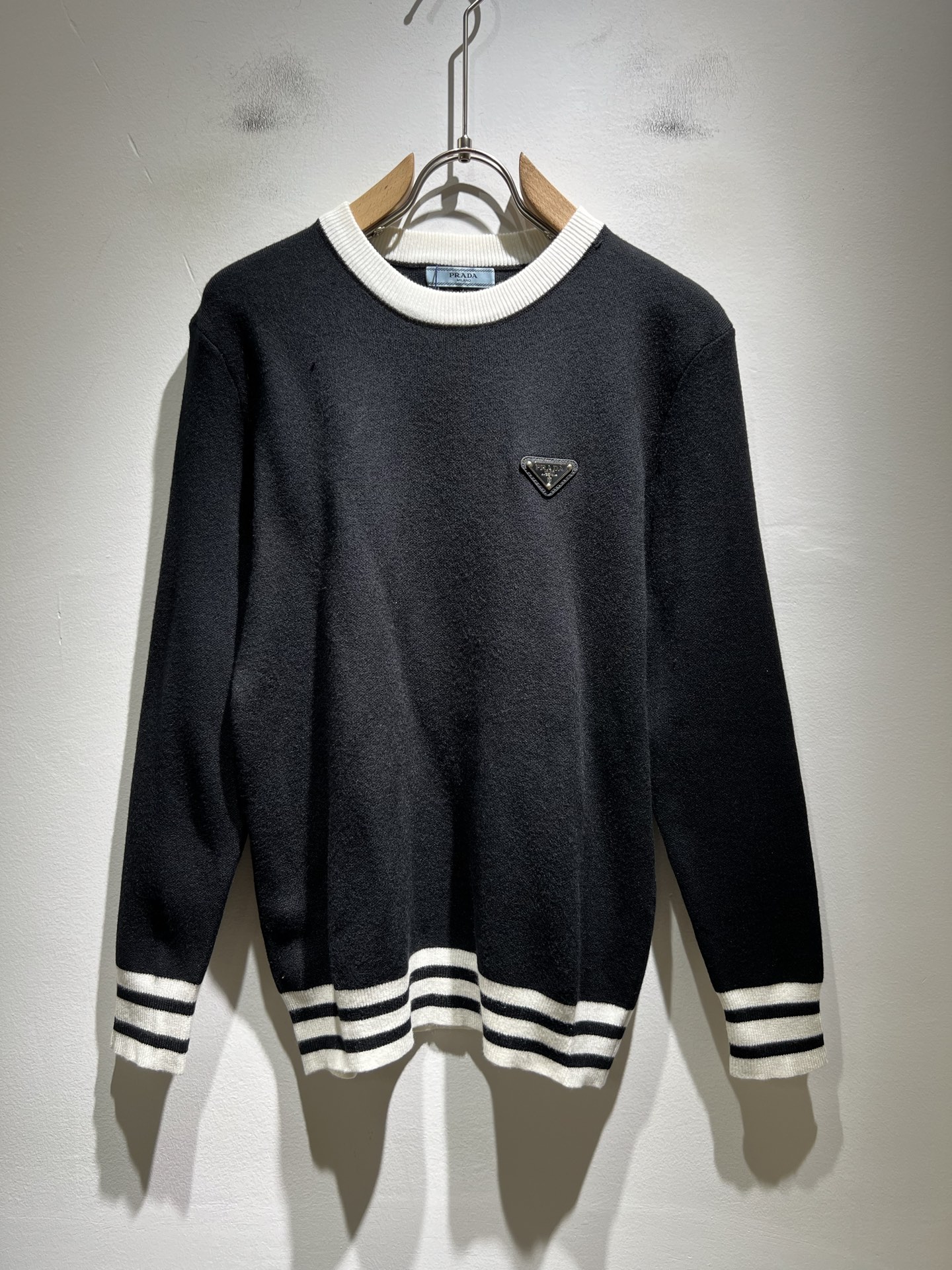 PRAD*A普*达2025秋冬新款男士针织羊毛衫，最新款全网独家首上！！~既经典有时尚百搭，谁不爱啊，将