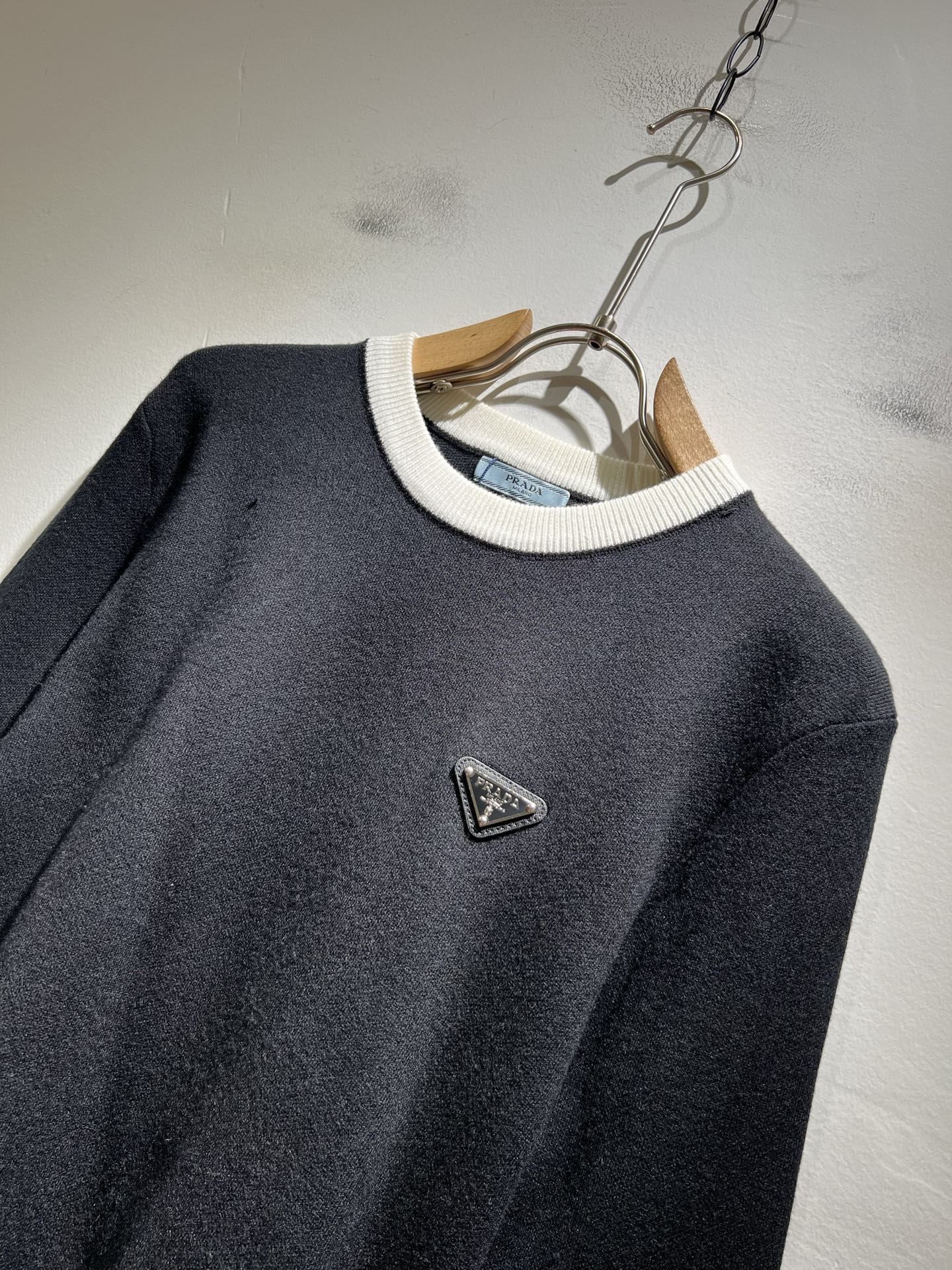 PRAD*A普*达2025秋冬新款男士针织羊毛衫，最新款全网独家首上！！~既经典有时尚百搭，谁不爱啊，将