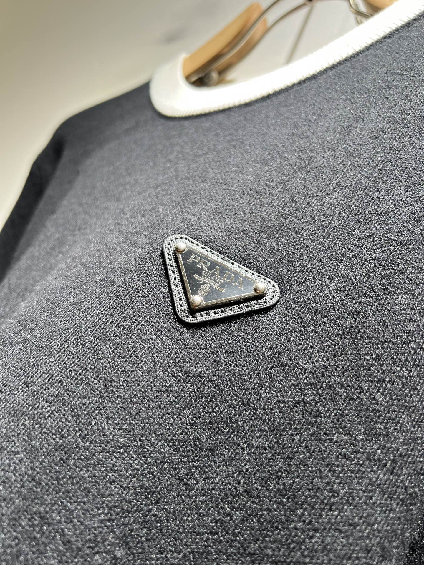 PRAD*A普*达2025秋冬新款男士针织羊毛衫，最新款全网独家首上！！~既经典有时尚百搭，谁不爱啊，将