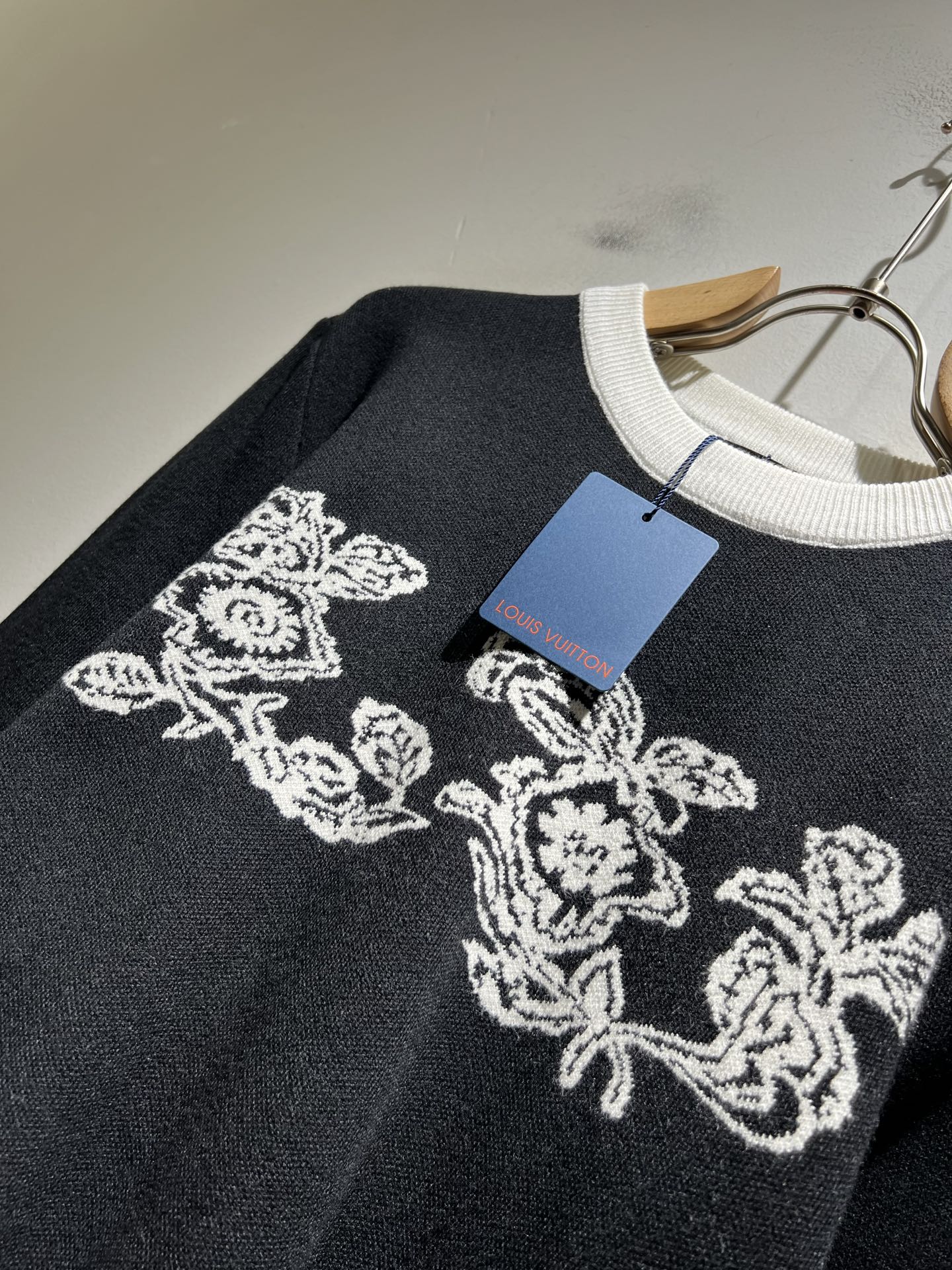 Louis Vuit*on 2025秋冬路易家族轻奢针织羊毛衫！男女同款👫装饰！ 路易家族的新高端，细节