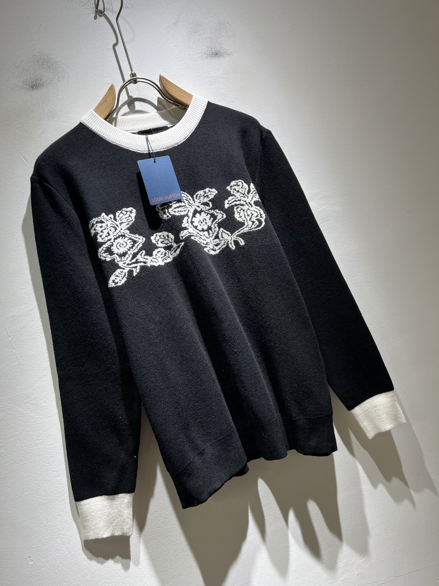 Louis Vuit*on 2025秋冬路易家族轻奢针织羊毛衫！男女同款👫装饰！ 路易家族的新高端，细节