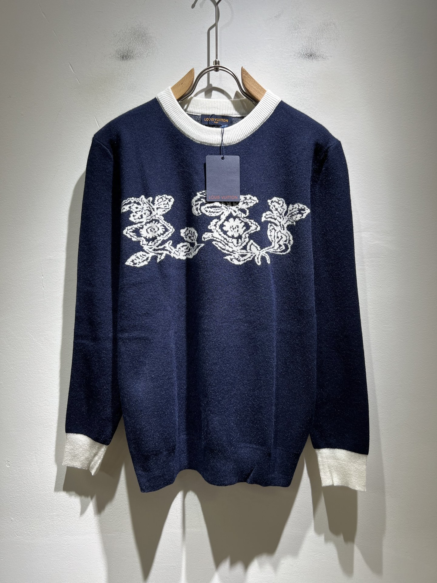 NO:531930,Louis Vuit*on Autumn and Winter Louis family light luxury knitted wool sweater!  Decoration for men and women!  The new high-end Louis family has always been so flawless, and creative designs are emerging one after another. If you don’t buy a few pieces this autumn and winter, you can’t be considered a fashion expert. The crochet logo pattern design on the chest!  It is a thing that everyone loves. It is made of top-grade wool blend, super soft and tough, and has excellent breathability. It comes from world-class trade-level OEM channels, and is extremely rare in quantity and cannot be sold out. The 'Dou Brand' produces prestigious items every year, and the three-dimensional logo presents an extraordinary texture and is clean and neat. This is the special skill of the Louis family and the latest craftsmanship this quarter. The degree of meticulousness has reached the top, and the slim three-dimensional tailoring design is a unique one. It is a fusion of luxury and fashion!  Size M-3XL, louis vuitton,louis vuitton,louis vuitton,alexander wang19860909Louis Vuit*on 秋冬路易家族轻奢针织羊毛衫！男女同款装饰！ 路易家族的新高端,细节品质永远的那么完美无瑕,创意设计层出不穷.今年秋冬季节没有入手几件路易你算不上时尚达人.胸前钩织logo图案设计！实属人见人爱的东西.顶级羊毛混纺打造,超级柔软且具有韧性,透气感也是绝佳.来自世界级贸易级别的代工厂渠道,数量极其稀少售完无补.“驴牌”每年都会出的老花单品,立体Logo呈现不一般的质感,干净俐落.这是路易家族的看家绝活也是本季度的最新工艺.细致化程度已经达到顶端了,修身立体剪裁的版型设计堪称一绝.属于奢华与时尚的融合！尺码M-3XL,,louis vuitton,louis vuitton,louis vuitton,alexander wang,Men's clothing