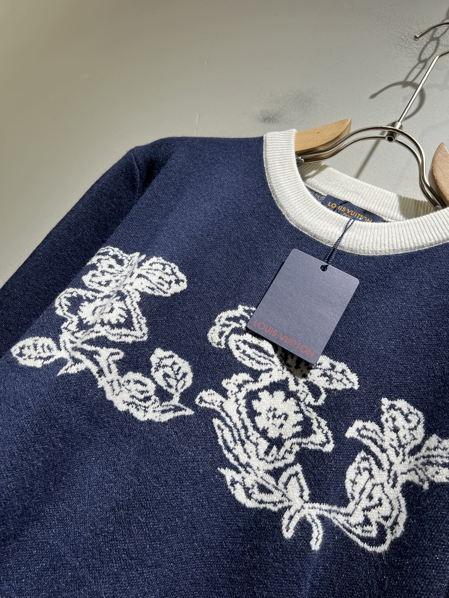 Louis Vuit*on 2025秋冬路易家族轻奢针织羊毛衫！男女同款👫装饰！ 路易家族的新高端，细节
