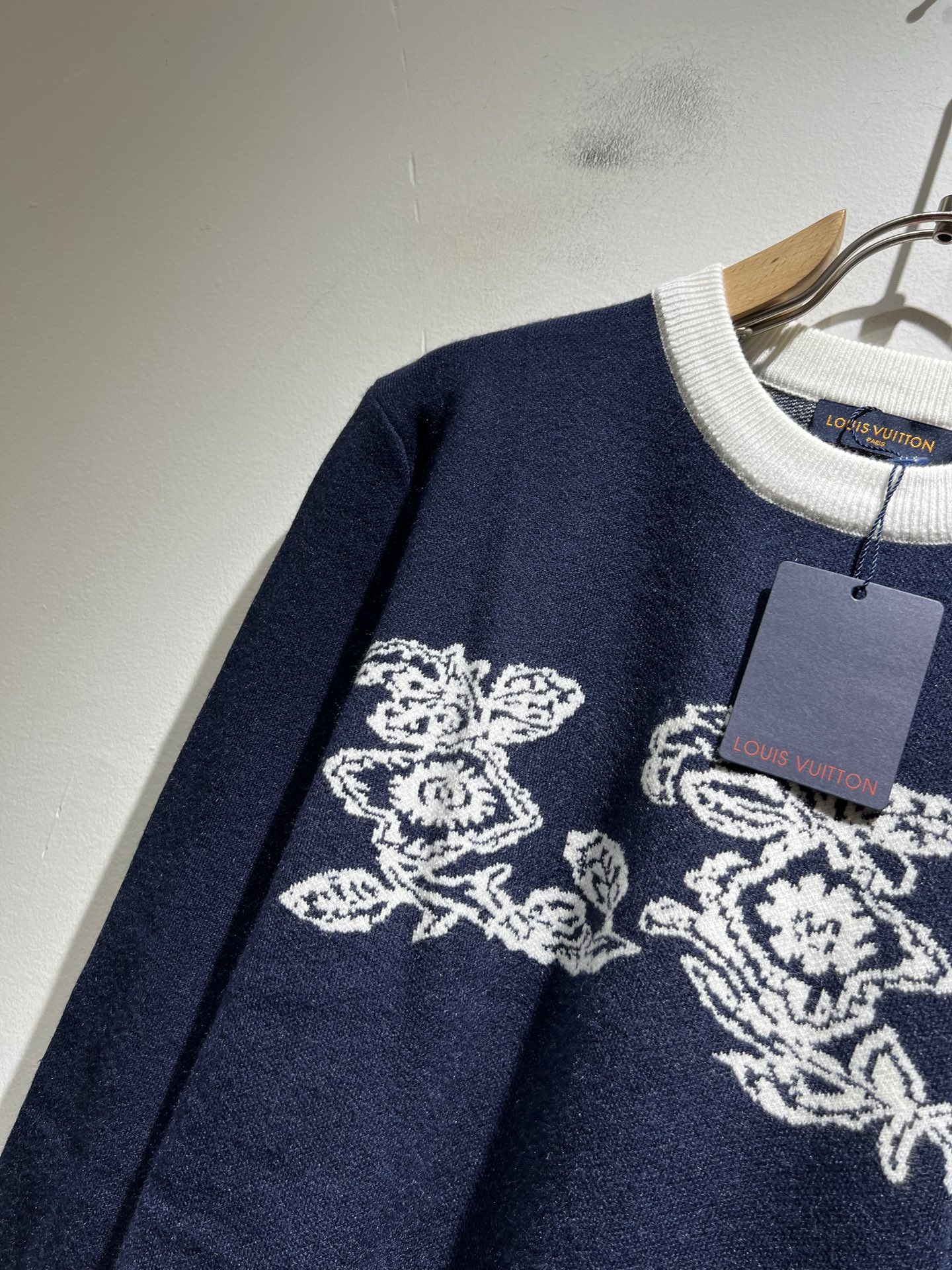 Louis Vuit*on 2025秋冬路易家族轻奢针织羊毛衫！男女同款👫装饰！ 路易家族的新高端，细节