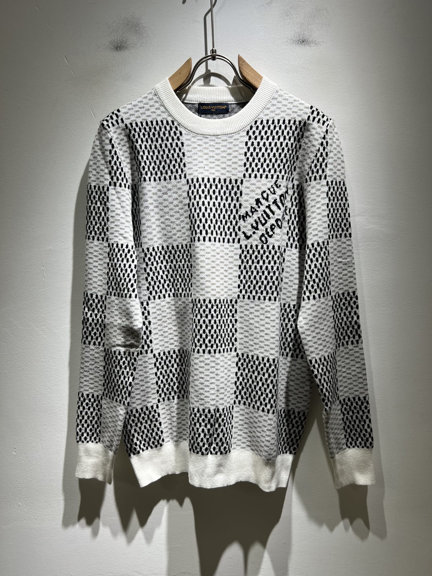 NO:531928,Louis Vuit*on Autumn and Winter Louis Family Light Luxury Monogram Crocheted Knitted Wool Sweater!  Decoration for men and women!  The new high-end Louis family, the details and quality are always flawless, and creative designs are emerging one after another. If you don’t buy a few pieces this fall and winter, you can’t be considered a fashion expert. Monogram crochet pattern design!  It is a thing that everyone loves. It is made of top-grade wool blend, super soft and tough, and has excellent breathability. It comes from world-class trade-level OEM channels, and is extremely rare in quantity and cannot be sold out. The 'Dou Brand' produces prestigious items every year, and the three-dimensional logo presents an extraordinary texture and is clean and neat. This is the special skill of the Louis family and the latest craftsmanship this quarter. The degree of meticulousness has reached the top, and the slim three-dimensional tailoring design is a unique one. It is a fusion of luxury and fashion!  Size M-3XL, louis vuitton,louis vuitton,louis vuitton,alexander wang19860909Louis Vuit*on 秋冬路易家族轻奢Monogram钩织针织羊毛衫！男女同款装饰！ 路易家族的新高端,细节品质永远的那么完美无瑕,创意设计层出不穷.今年秋冬季节没有入手几件路易你算不上时尚达人.Monogram钩织图案设计！实属人见人爱的东西.顶级羊毛混纺打造,超级柔软且具有韧性,透气感也是绝佳.来自世界级贸易级别的代工厂渠道,数量极其稀少售完无补.“驴牌”每年都会出的老花单品,立体Logo呈现不一般的质感,干净俐落.这是路易家族的看家绝活也是本季度的最新工艺.细致化程度已经达到顶端了,修身立体剪裁的版型设计堪称一绝.属于奢华与时尚的融合！尺码M-3XL,,louis vuitton,louis vuitton,louis vuitton,alexander wang,Men's clothing